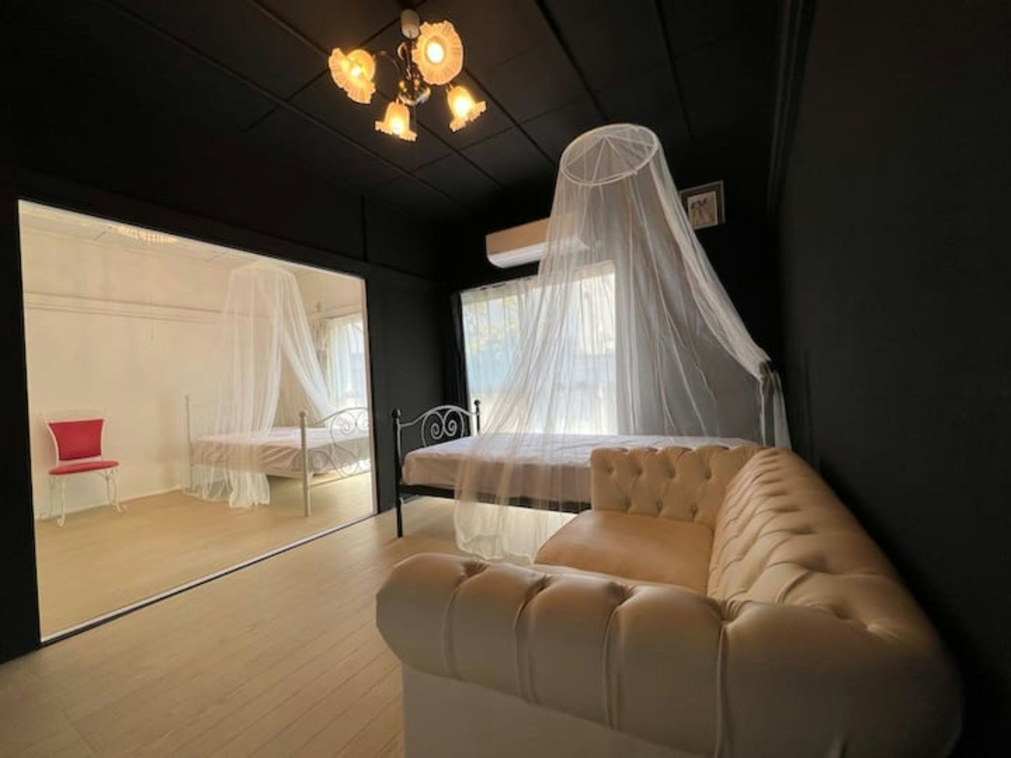 【103号室】黒と白の姫系インテリアのかわいいお部屋/天蓋つきベッド/シャンデリア/キッチン/駅6分