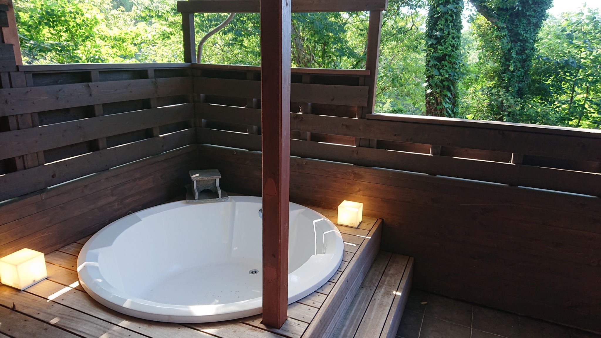 天然温泉露天風呂1棟貸し別荘。城ケ崎吊り橋まで徒歩5分の自然に囲まれた環境です。