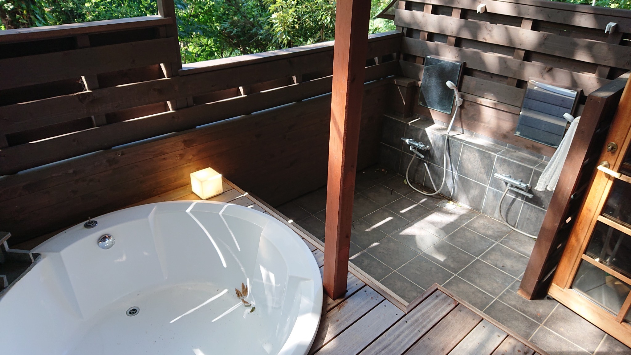 天然温泉露天風呂1棟貸し別荘。城ケ崎吊り橋まで徒歩5分の自然に囲まれた環境です。