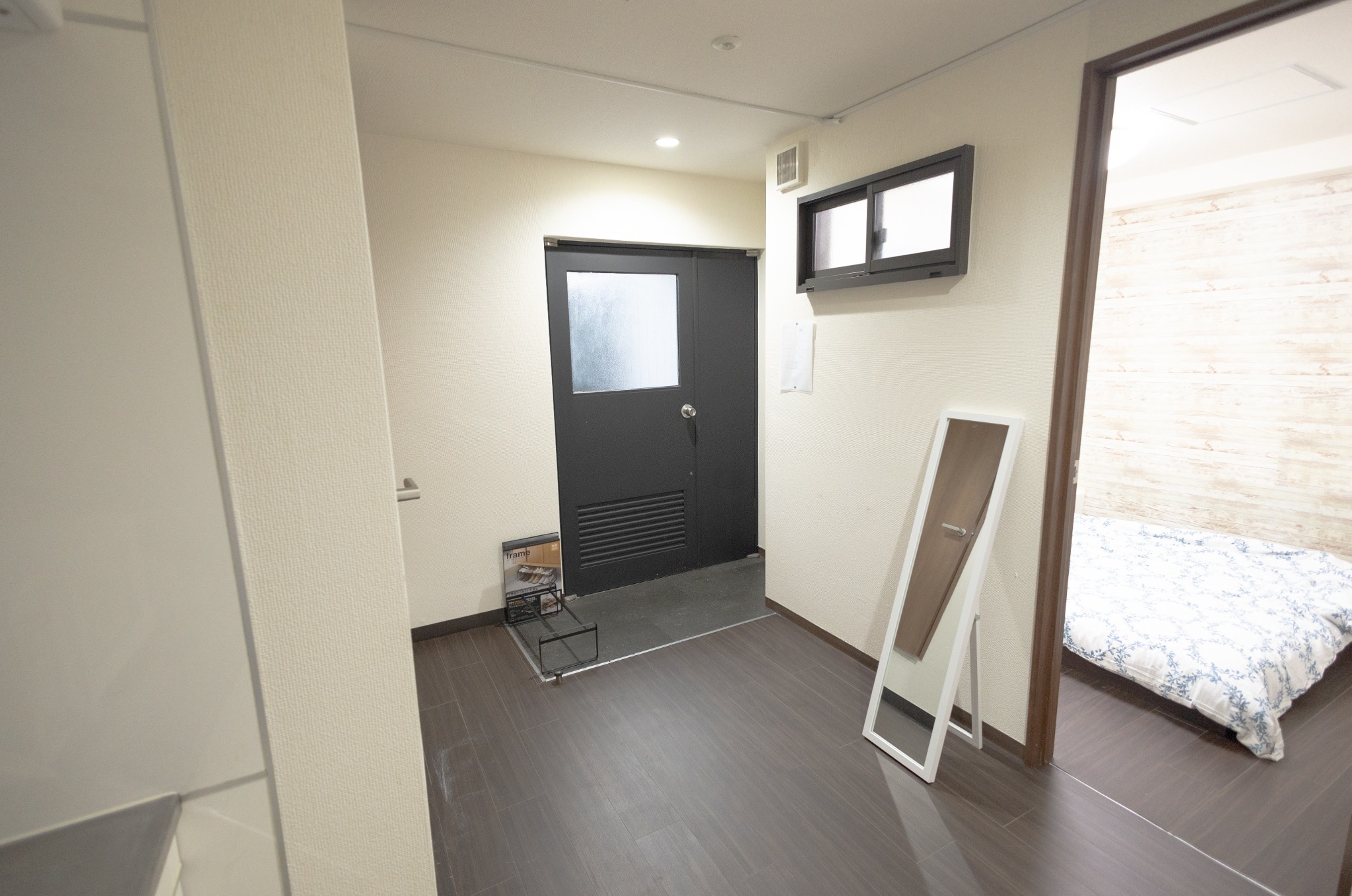 3ベッドルーム+リビング。4部屋全て個室。混まない2つのシャワールームとトイレ。東新宿駅2分8名。