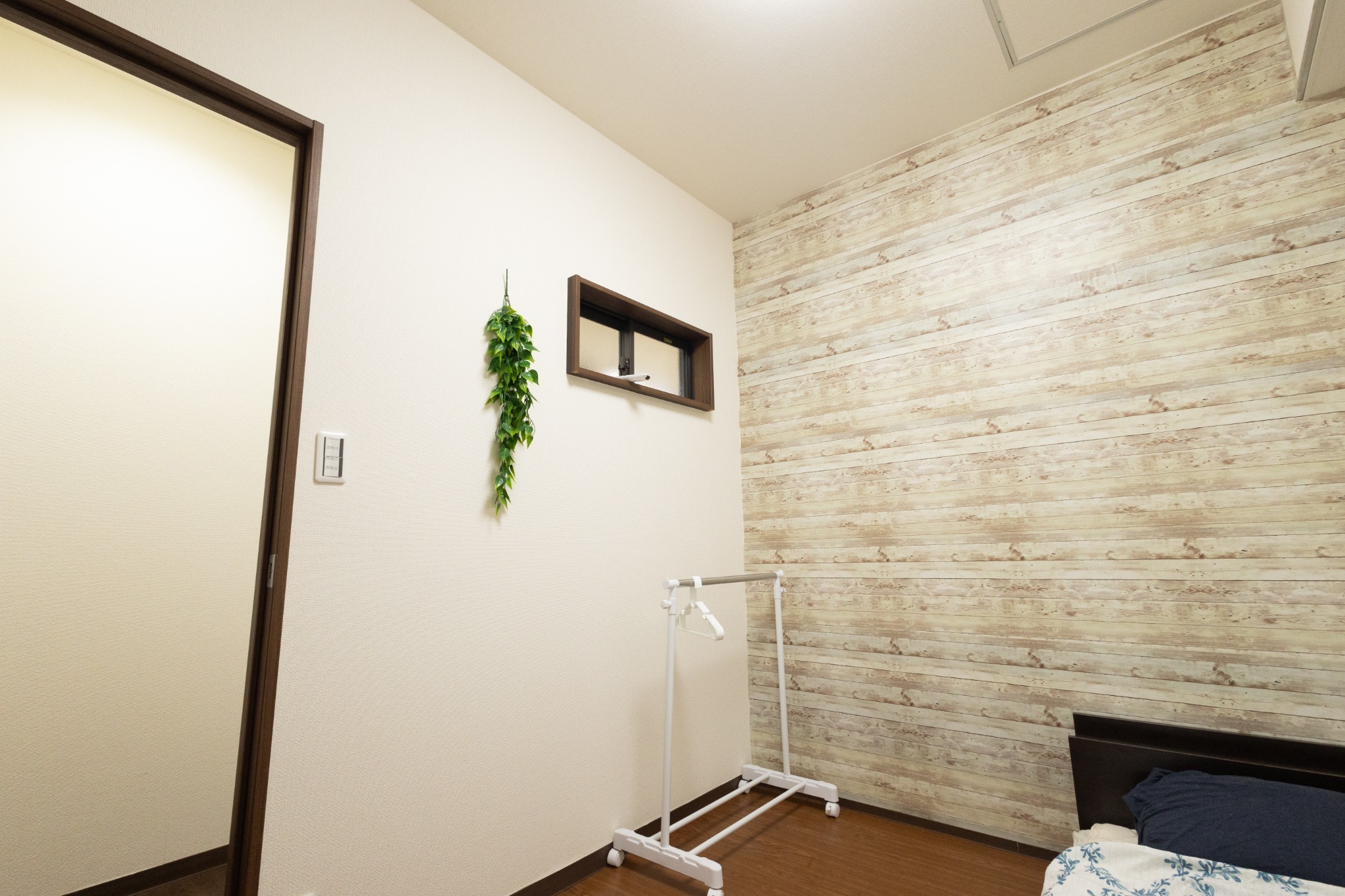 3ベッドルーム+リビング。4部屋全て個室。混まない2つのシャワールームとトイレ。東新宿駅2分8名。