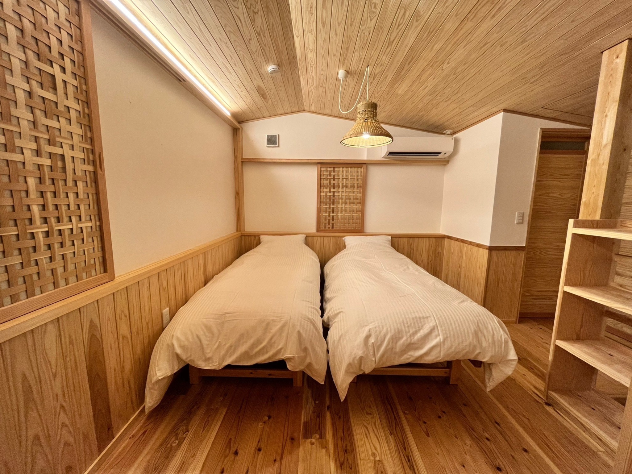 かけ流し天然温泉を心ゆくまで堪能!木のぬくもりを感じる80平米・2階建ての一棟貸し宿「Tokiwa」