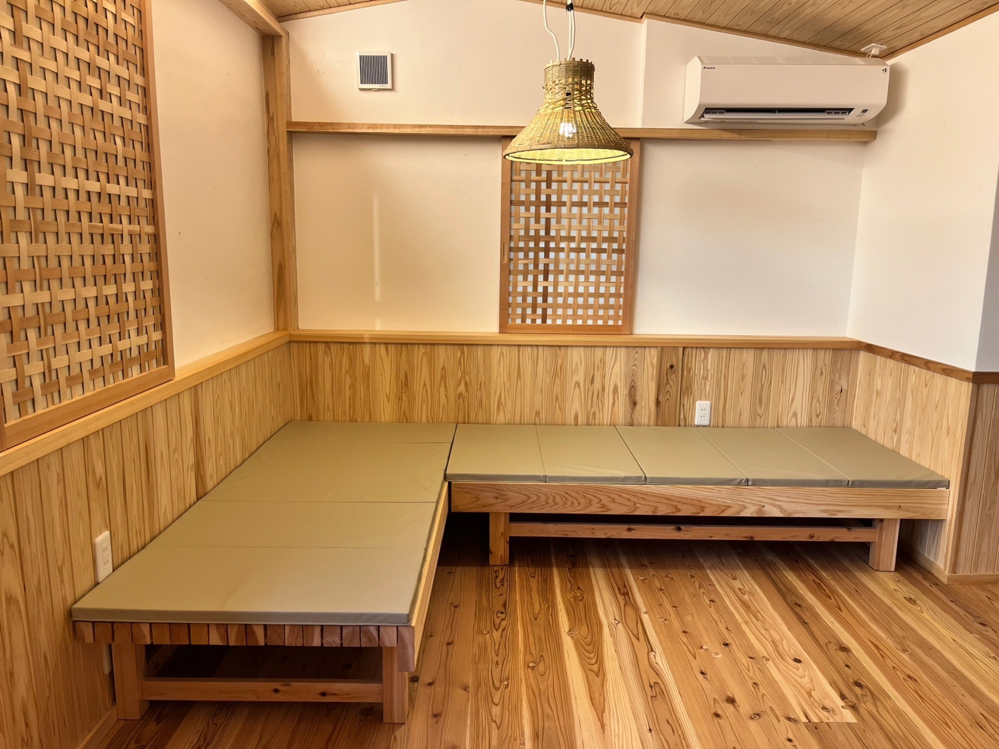 かけ流し天然温泉を心ゆくまで堪能!木のぬくもりを感じる80平米・2階建ての一棟貸し宿「Tokiwa」