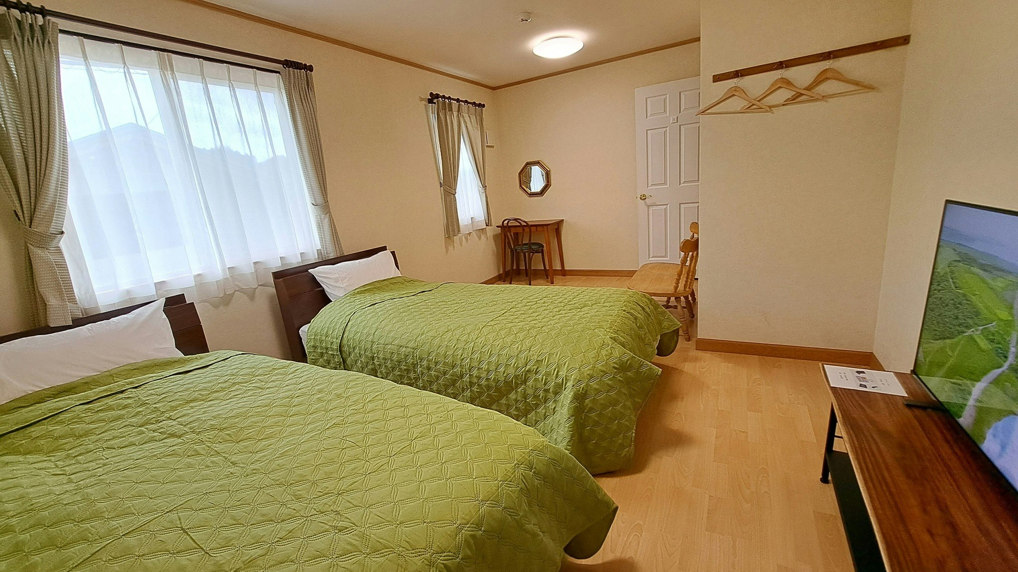 慈野(JINO)高台の庭付き一棟貸切、セルフチェックイン、 街中に観光用無料駐車場あり