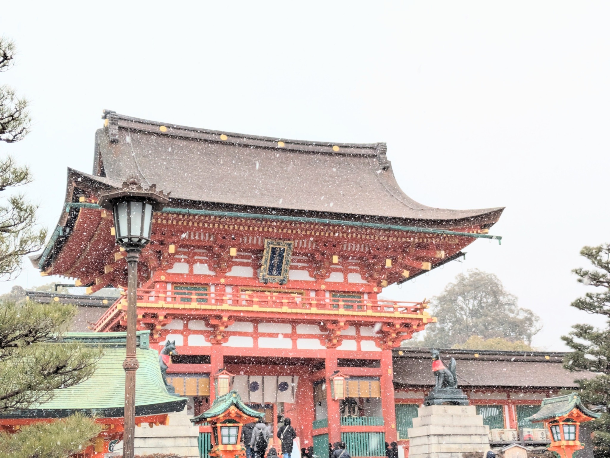 伏見稲荷大社迄歩いても行けます。