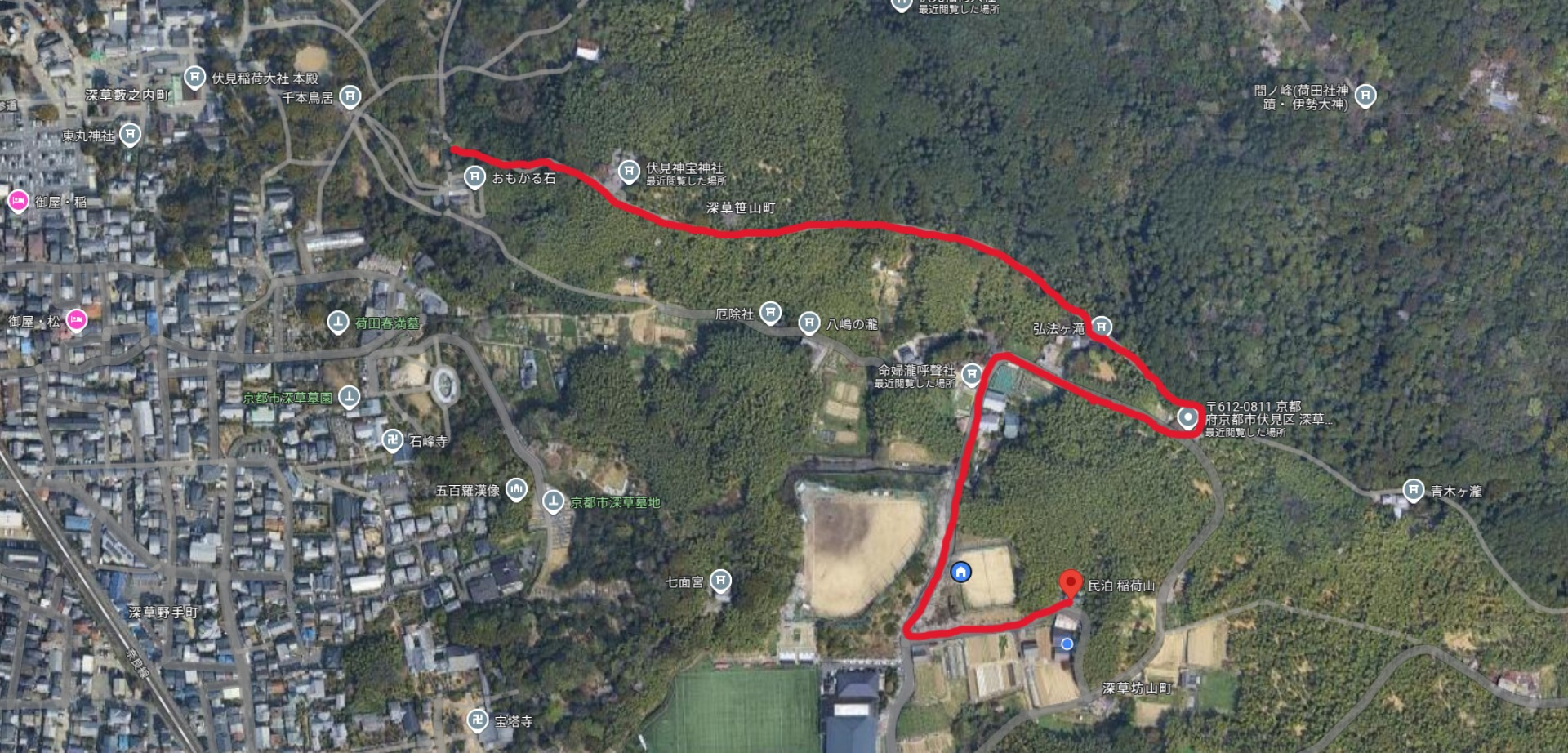 当宿から神秘的な竹之下道を通り伏見稲荷大社迄行けます。徒歩18分位です。千本鳥居に出ます。右へ行けば熊鷹様、左へ行けば本殿です。