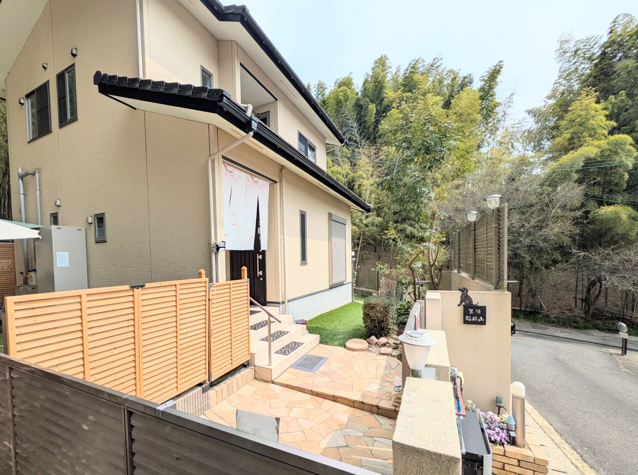 この家の一階部分【ウッドデッキ+外湯】がお客様占有スペースとなります。