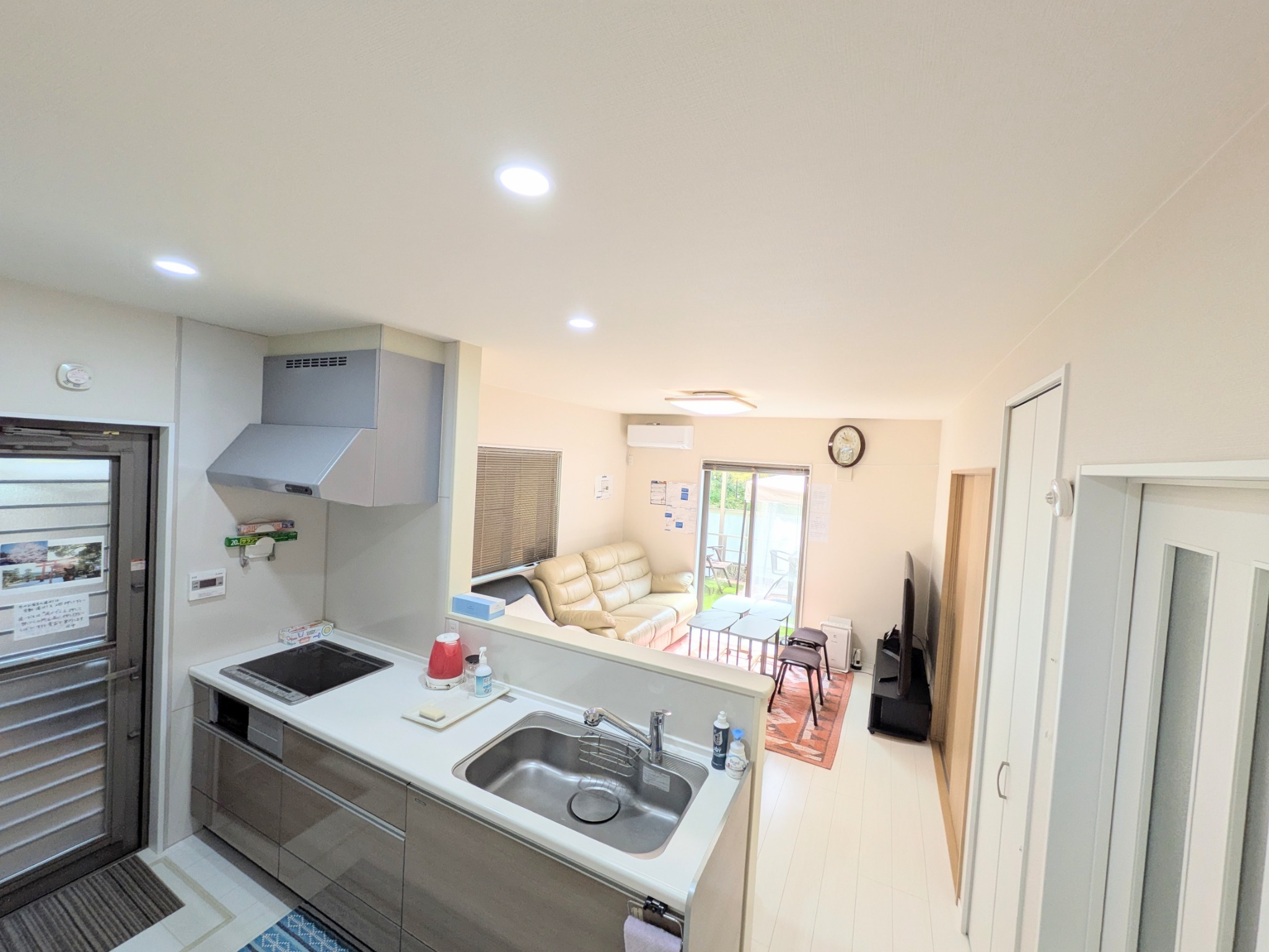 オール電化キッチン 左側の勝手口から外湯に行けます