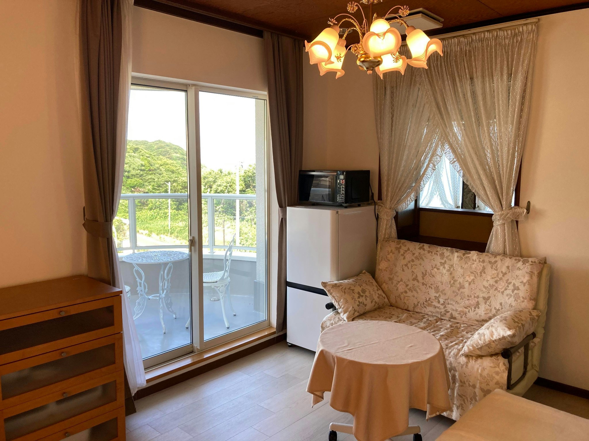 マウンテンビューとオーシャンビュー 室内窓から海が見えるロマンチックダブル