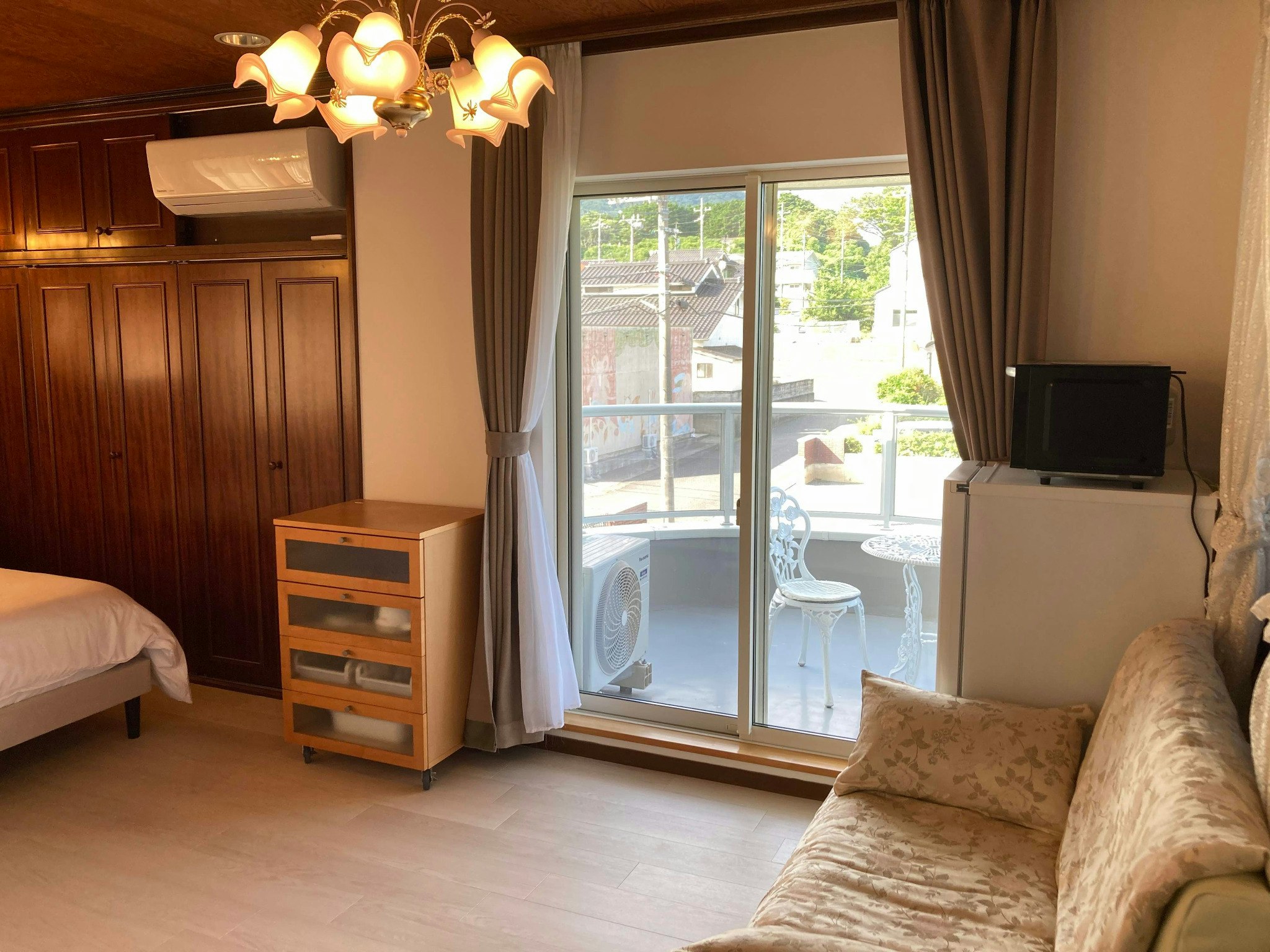 マウンテンビューとオーシャンビュー 室内窓から海が見えるロマンチックダブル