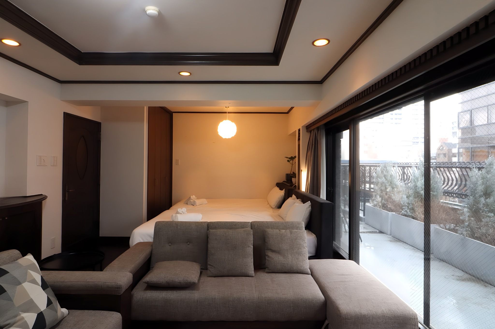 【新宿駅まで徒歩圏内】モダンなオシャレ空間【広々一部屋貸切】607