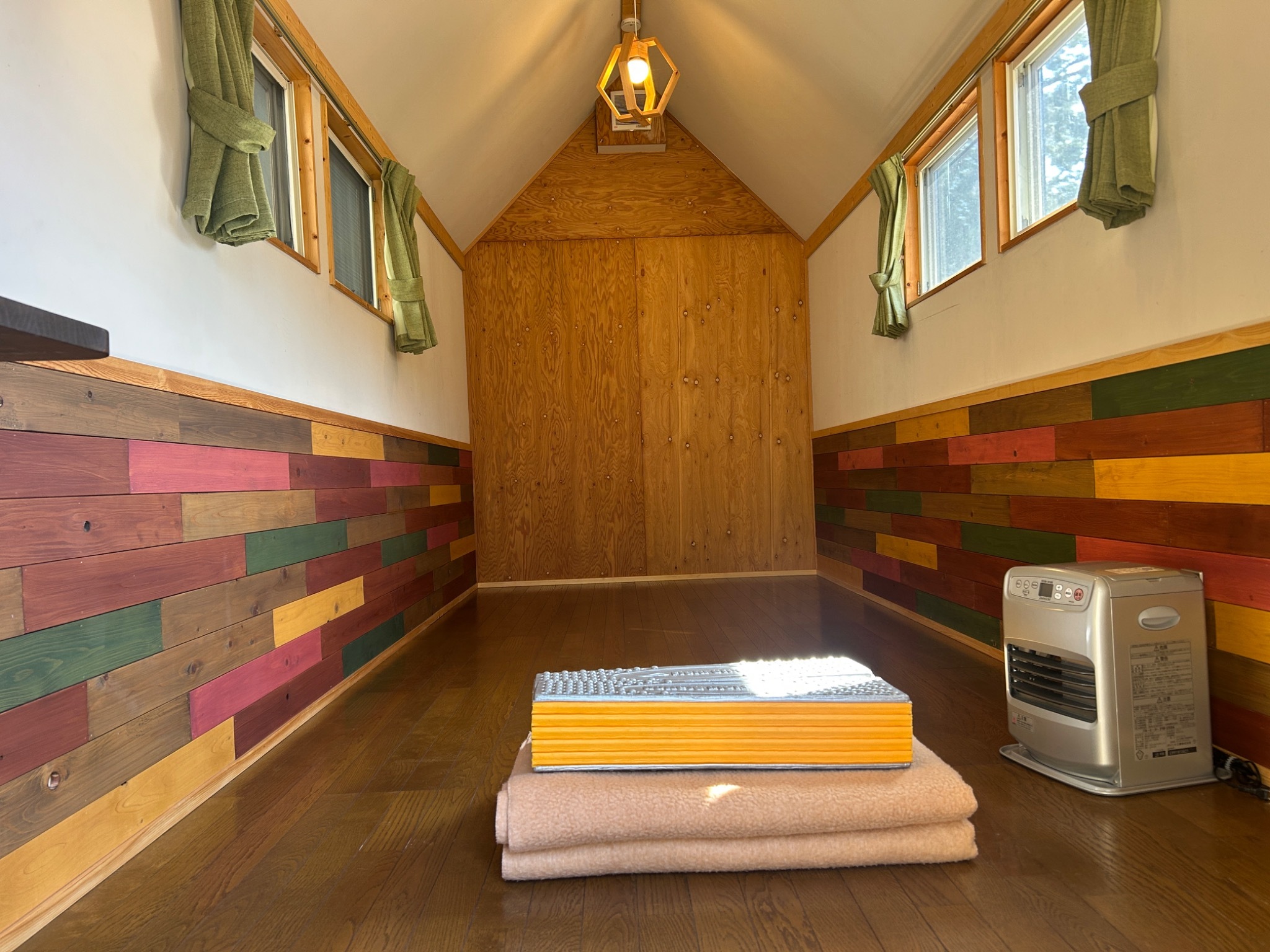 【地元おつまみ付】タイニーハウス泊 毛布&マットレス&特産品1品付/2名