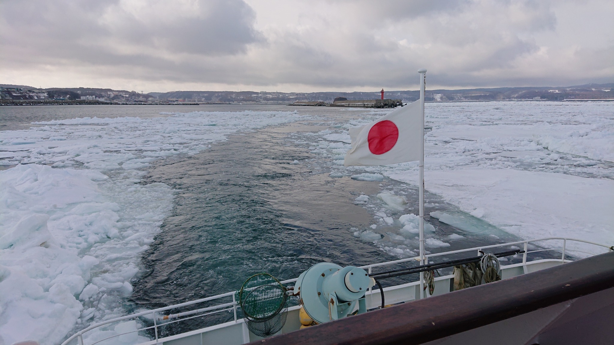 流氷を割って進むオーロラ