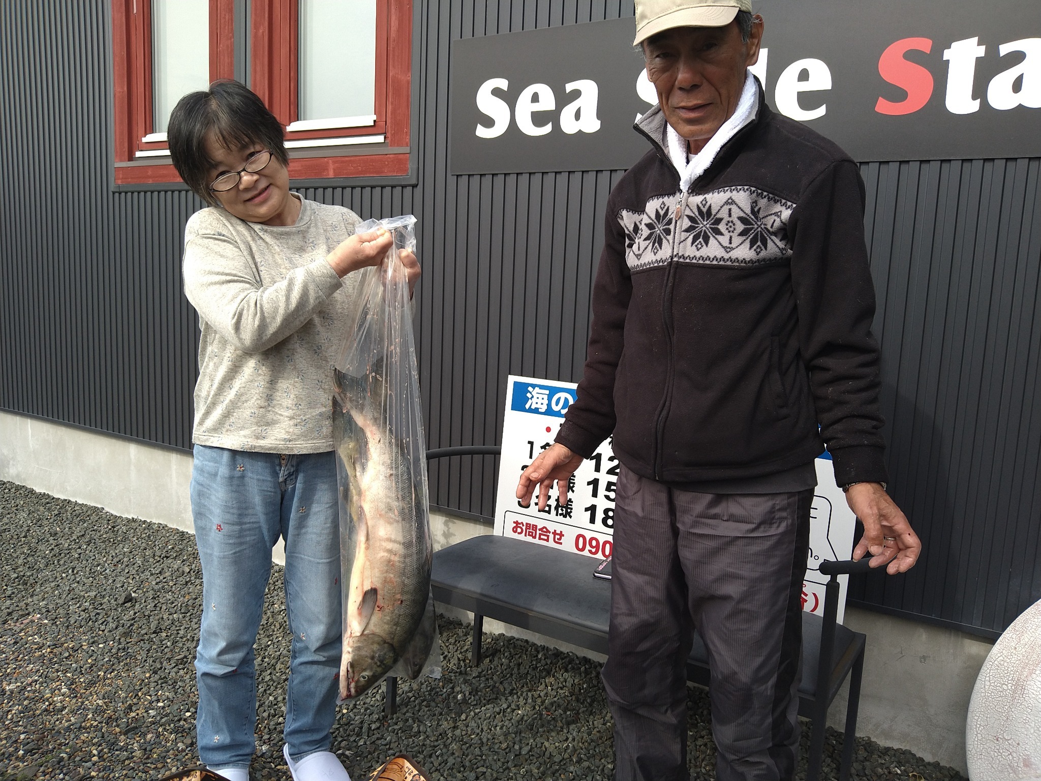 サケ釣りで大漁のゲストさん