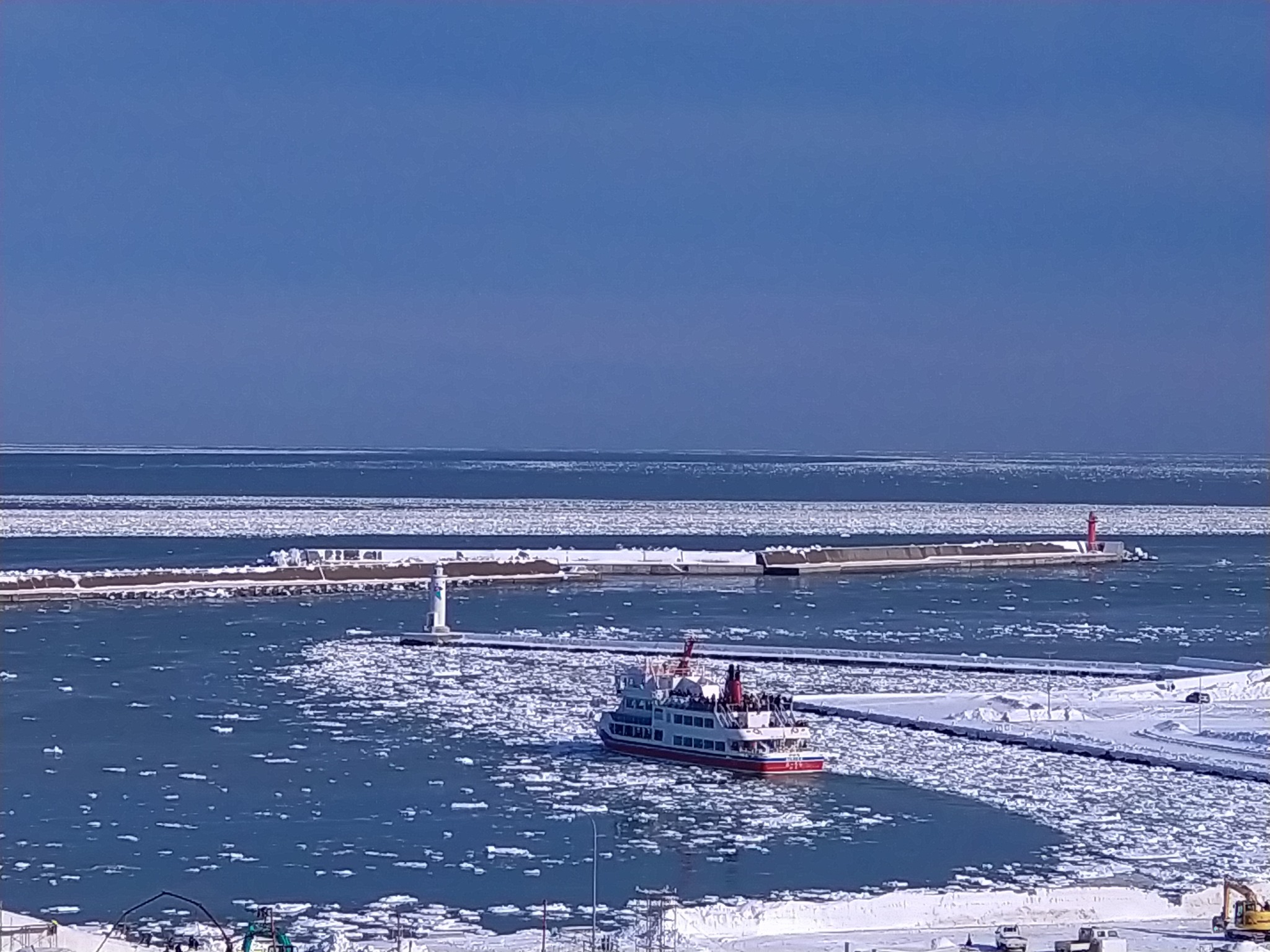 流氷の中を進むオーロラ号