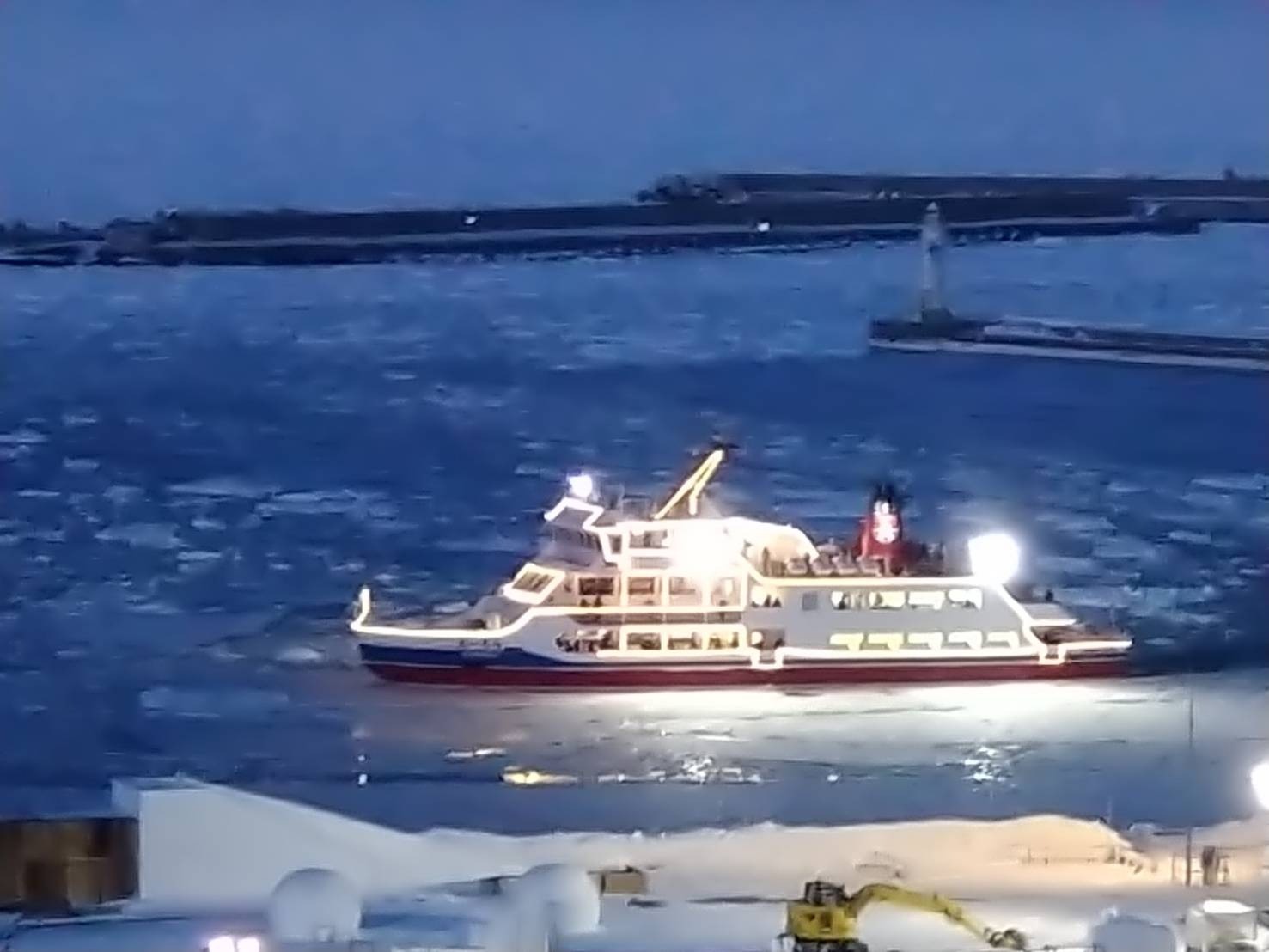 ナイトクルーズで流氷観光