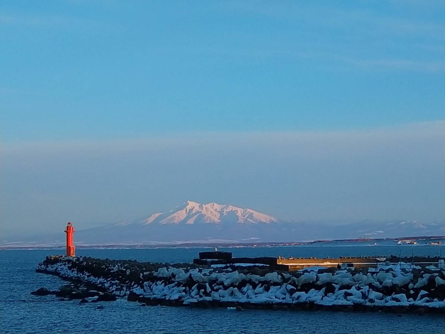 知床連山に夕陽がさして