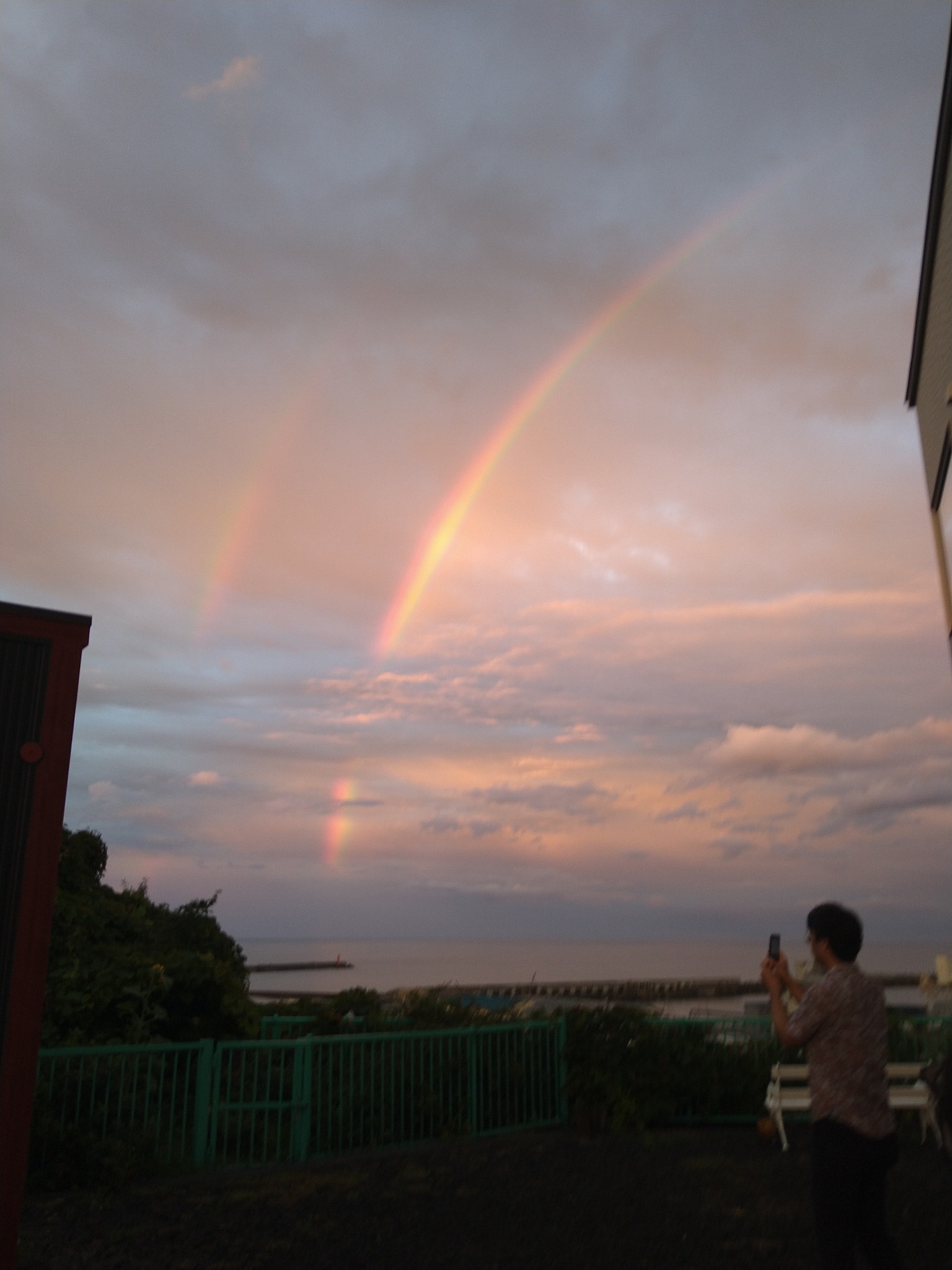 雨上がりの虹をゲストさんが撮影