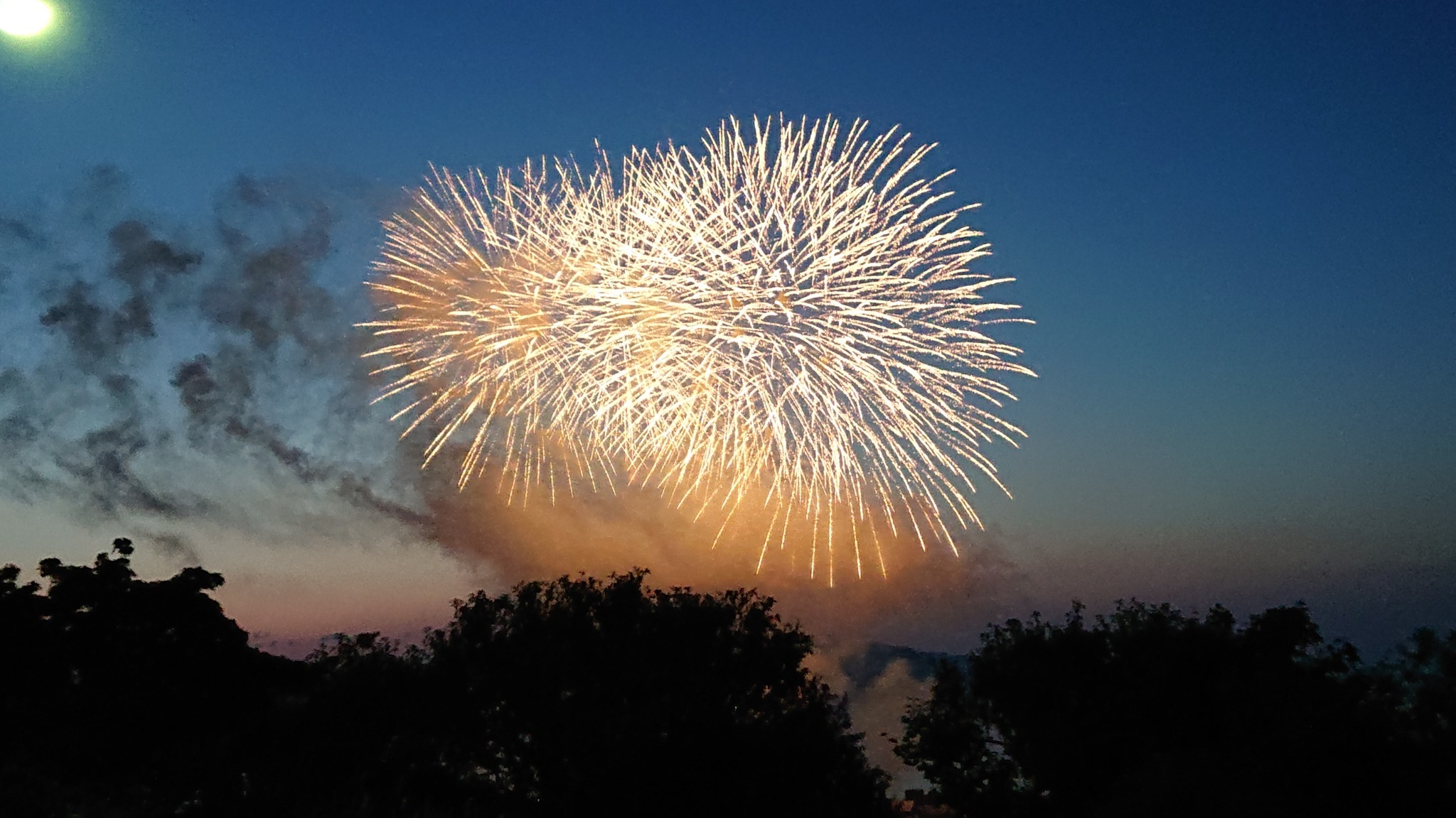 夏の花火大会は豪華絢爛