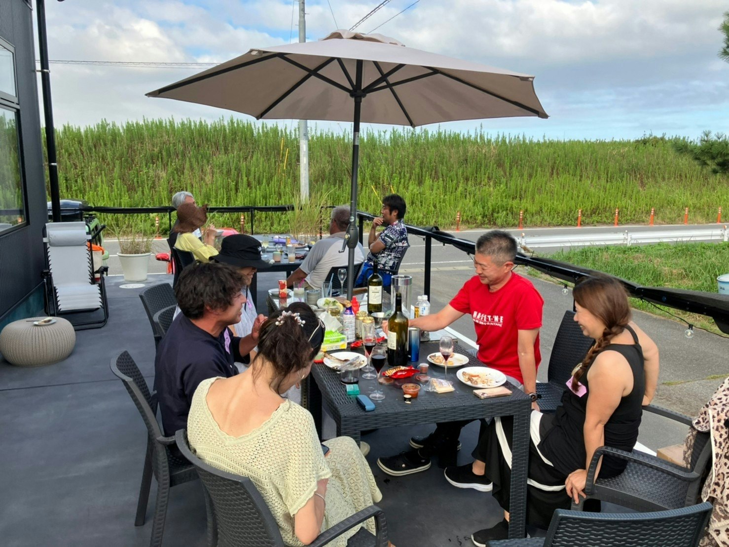 自然公園前のテラスでBBQ、広いリビングスペース、最新カプセルベッド16個で快適に就寝