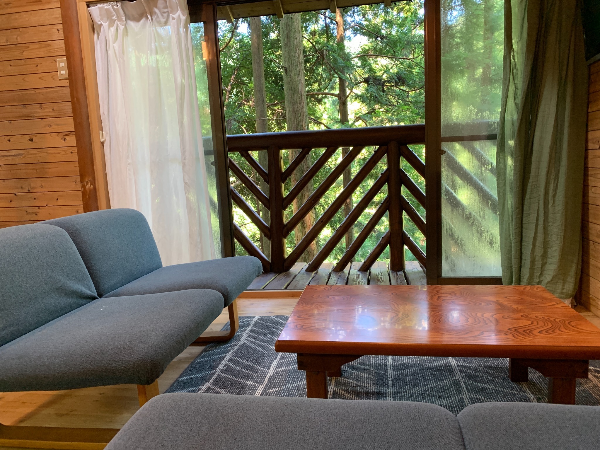 小高い丘の上にある自然豊かなログハウス のnull