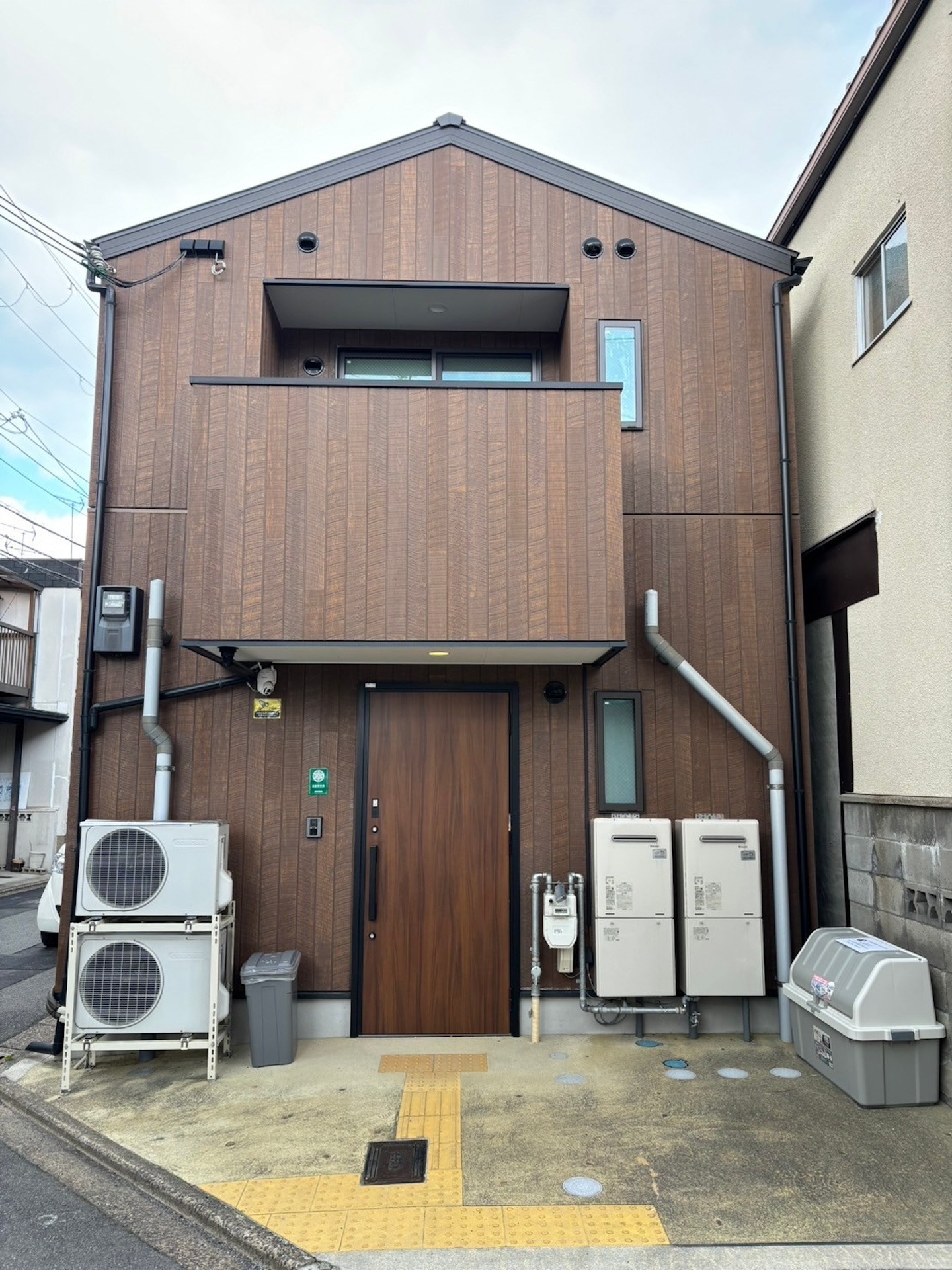 【PVT 1】京都駅6分、東福寺駅徒歩4分、伏見稲荷まで1駅|トイレ・バス別|キッチン完備|最大3名