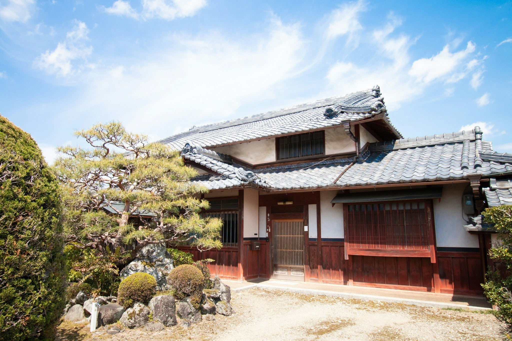 のどかな景色と広々したお部屋が複数!素泊まり一棟貸、1名から8名様まで。