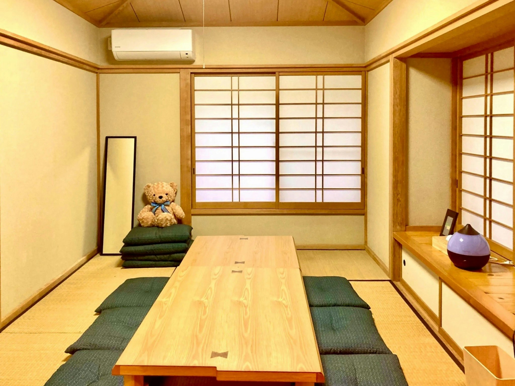 一棟貸し別荘(最大10名)。閑静な森、広々ドッグヤードとBBQ もできる屋根付きウッドデッキ