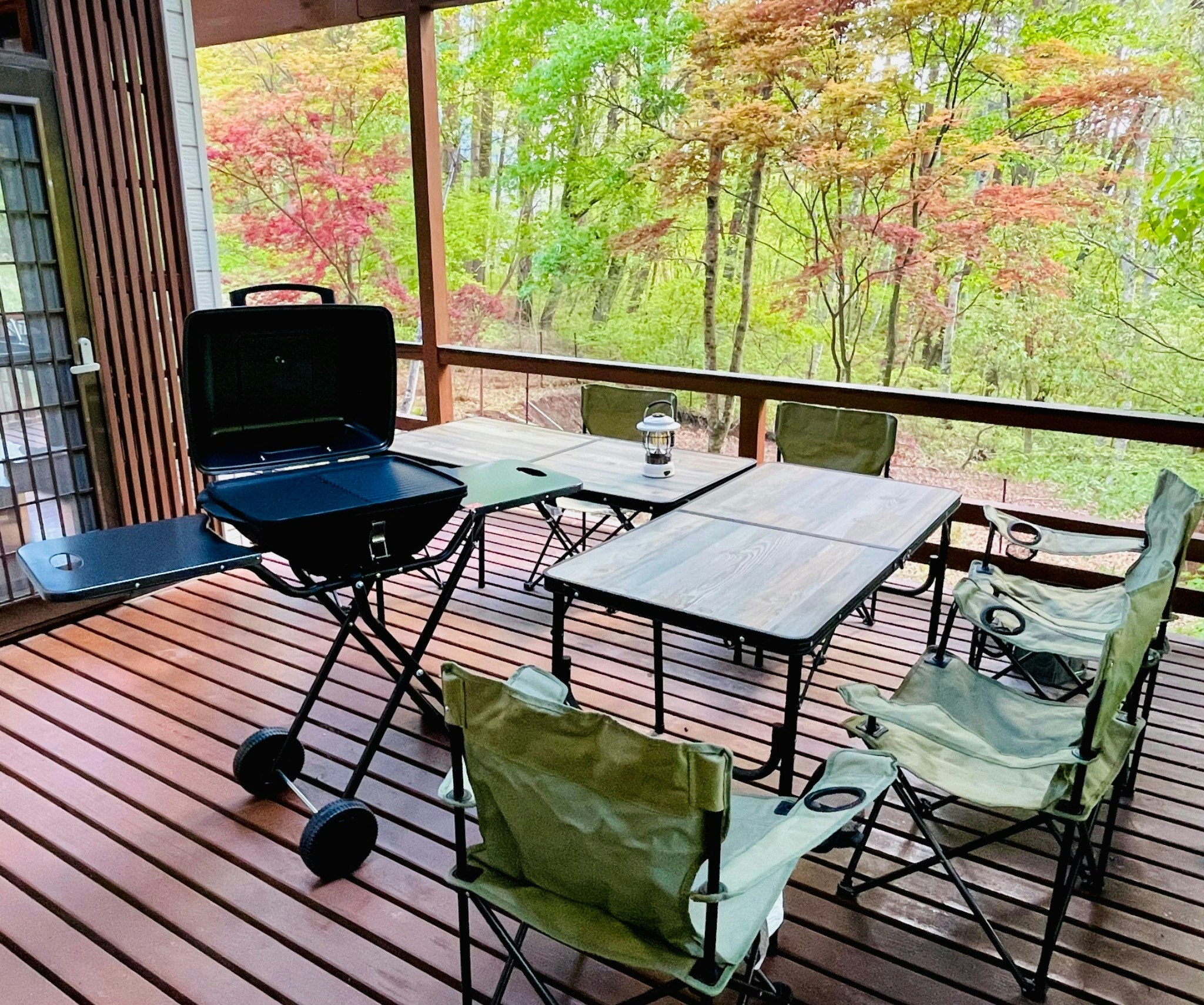 一棟貸し別荘(最大10名)。閑静な森、広々ドッグヤードとBBQ もできる屋根付きウッドデッキ