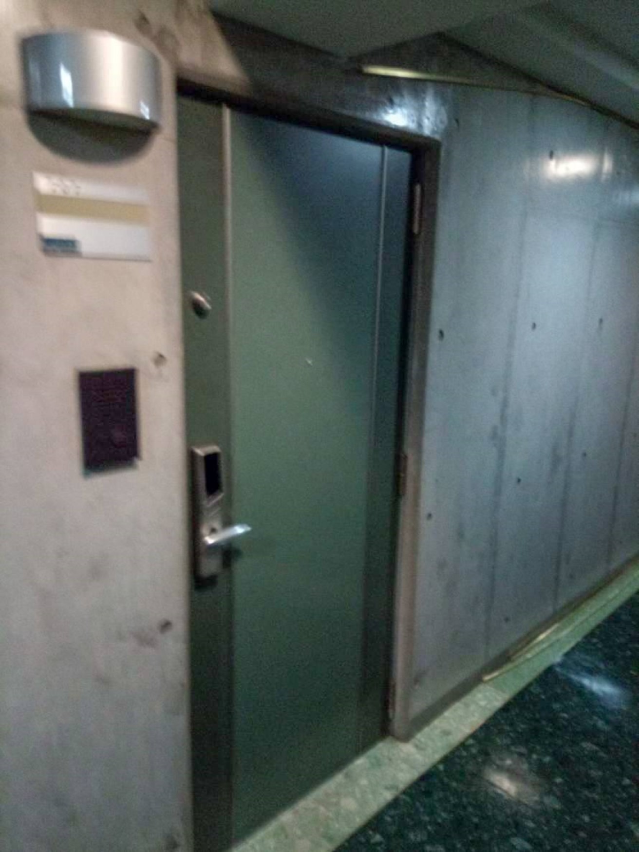 707号室、1LDK、ダブルベッド1台、地下鉄東豊線豊水すすきの駅徒歩3分、エアコン無し
