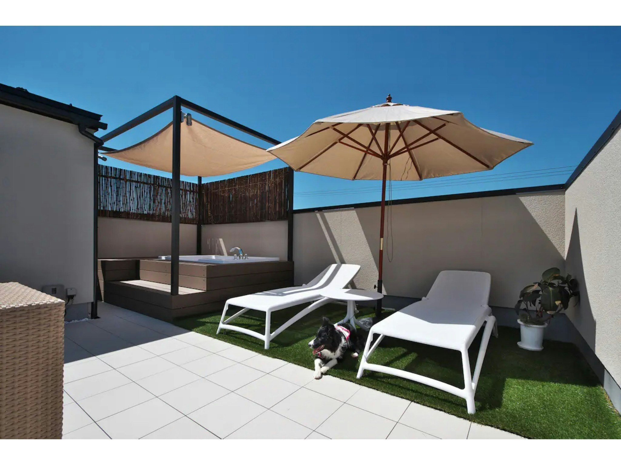 愛犬4頭まで同伴可能!家族で過ごせる屋上テラスとジャグジー付き一軒家|BBQ可