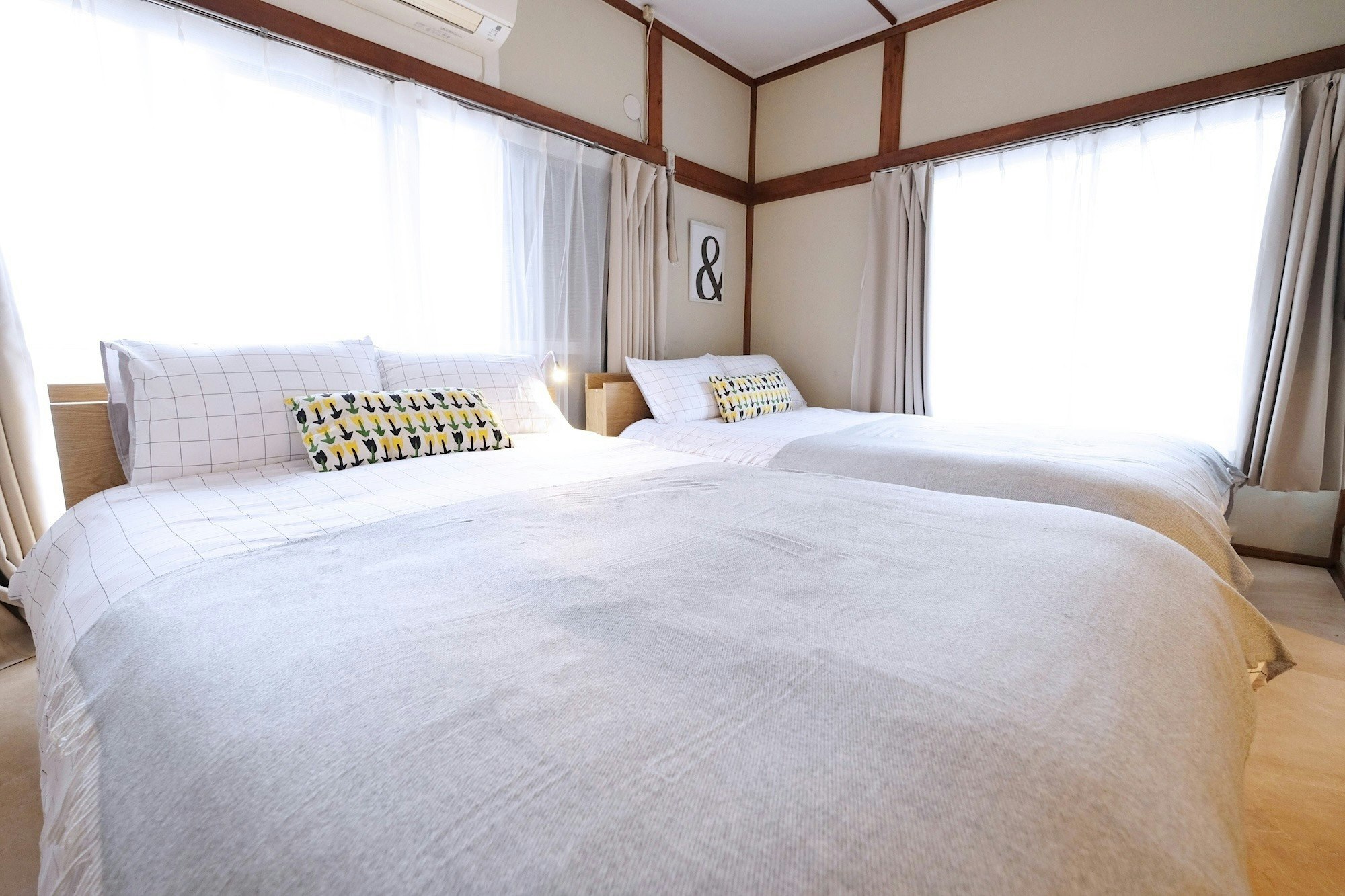 代々木駅から徒歩5分、新宿まで電車2分、渋谷電車5分/ダブルベッド2台/最大4名