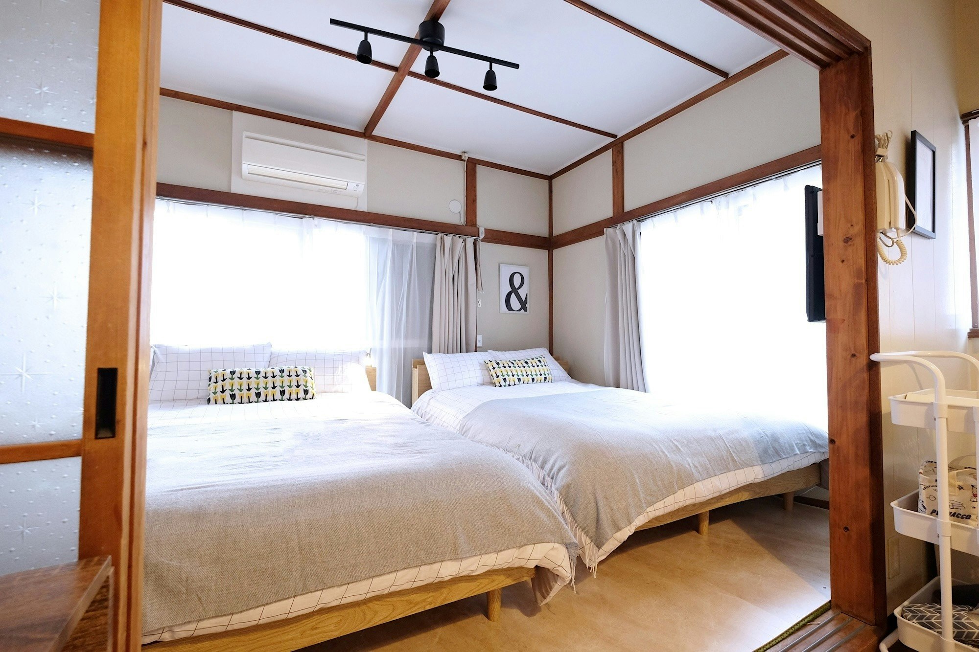 代々木駅から徒歩5分、新宿まで電車2分、渋谷電車5分/ダブルベッド2台/最大4名