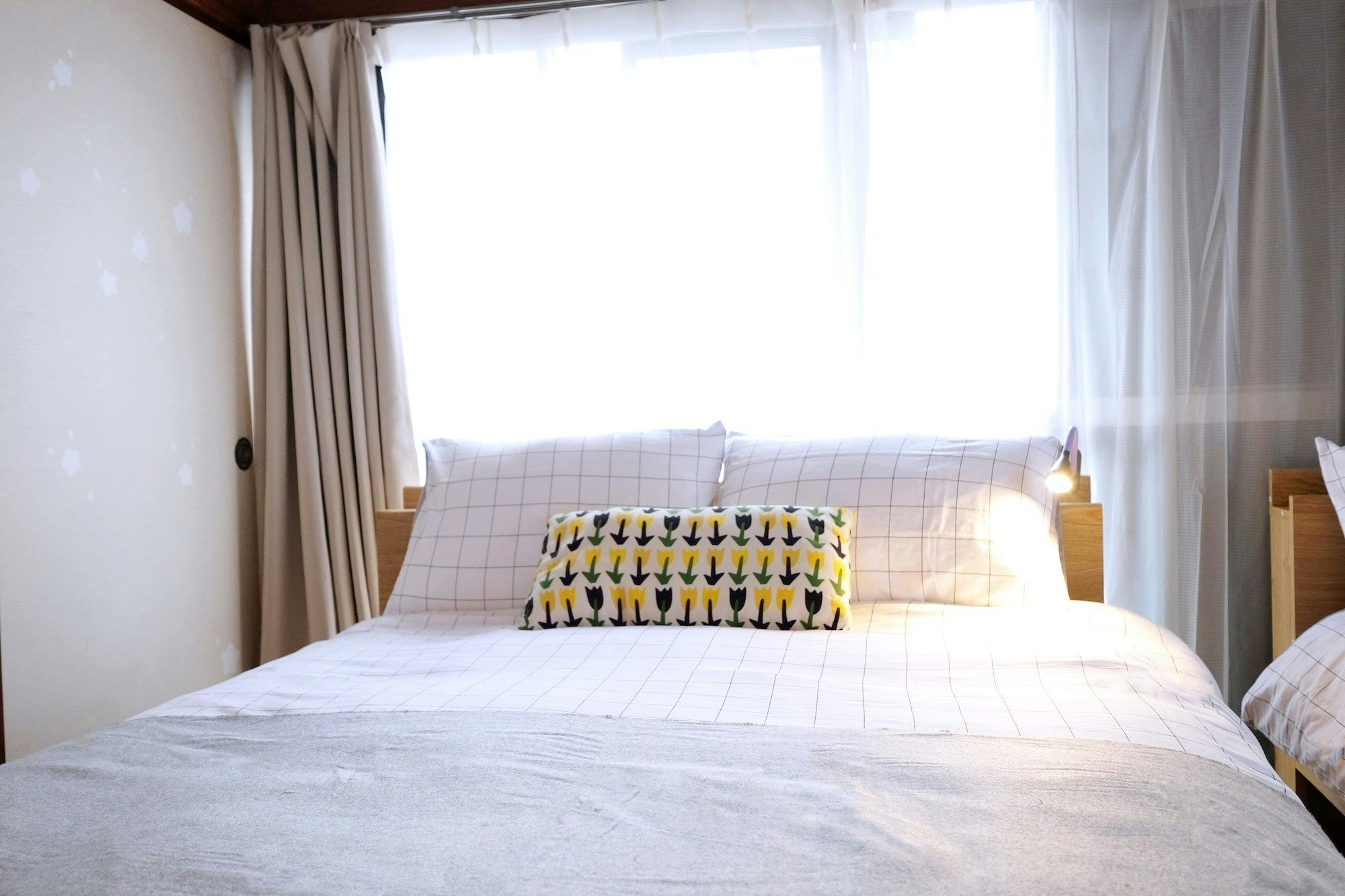 代々木駅から徒歩5分、新宿まで電車2分、渋谷電車5分/ダブルベッド2台/最大4名