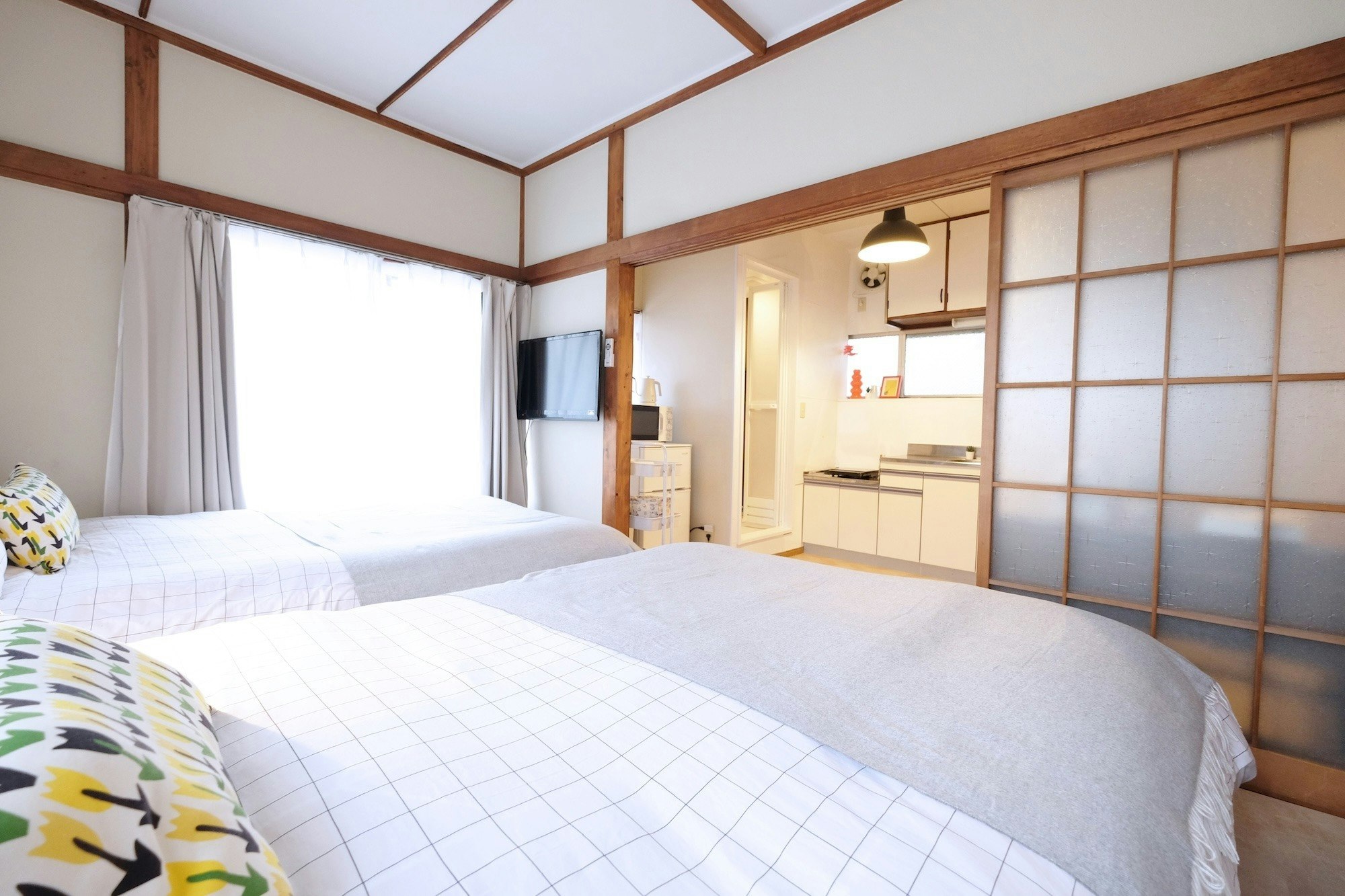 代々木駅から徒歩5分、新宿まで電車2分、渋谷電車5分/ダブルベッド2台/最大4名