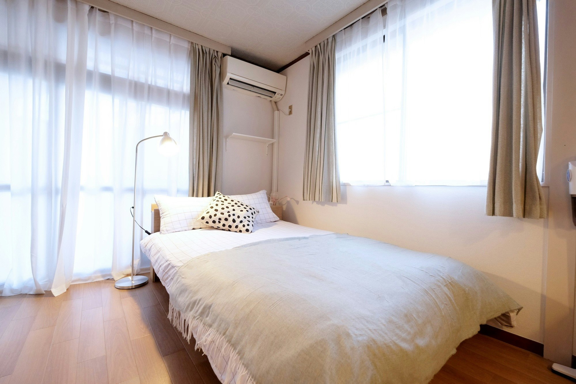 【NEW】明治神宮の隣|代々木駅徒歩5分、新宿電車2分・渋谷5分|ダブルベッド1台・布団1式