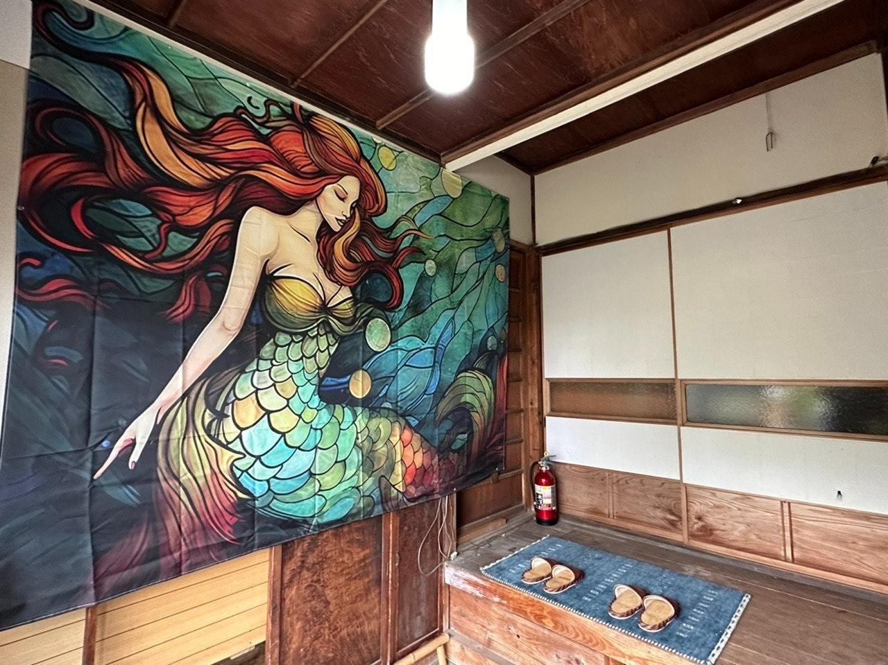 窓際から海と鉄道が見える宿 - サウナ・プロジェクター・愛車をながめるBAR-【トリックマーメイド】