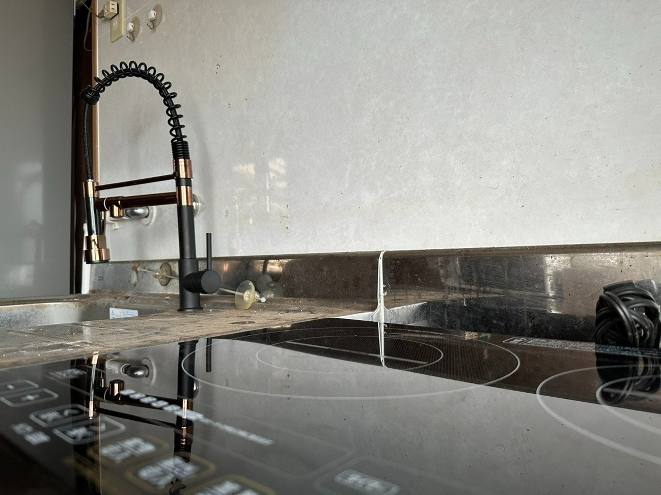 窓際から海と鉄道が見える宿 - サウナ・プロジェクター・愛車をながめるBAR-【トリックマーメイド】