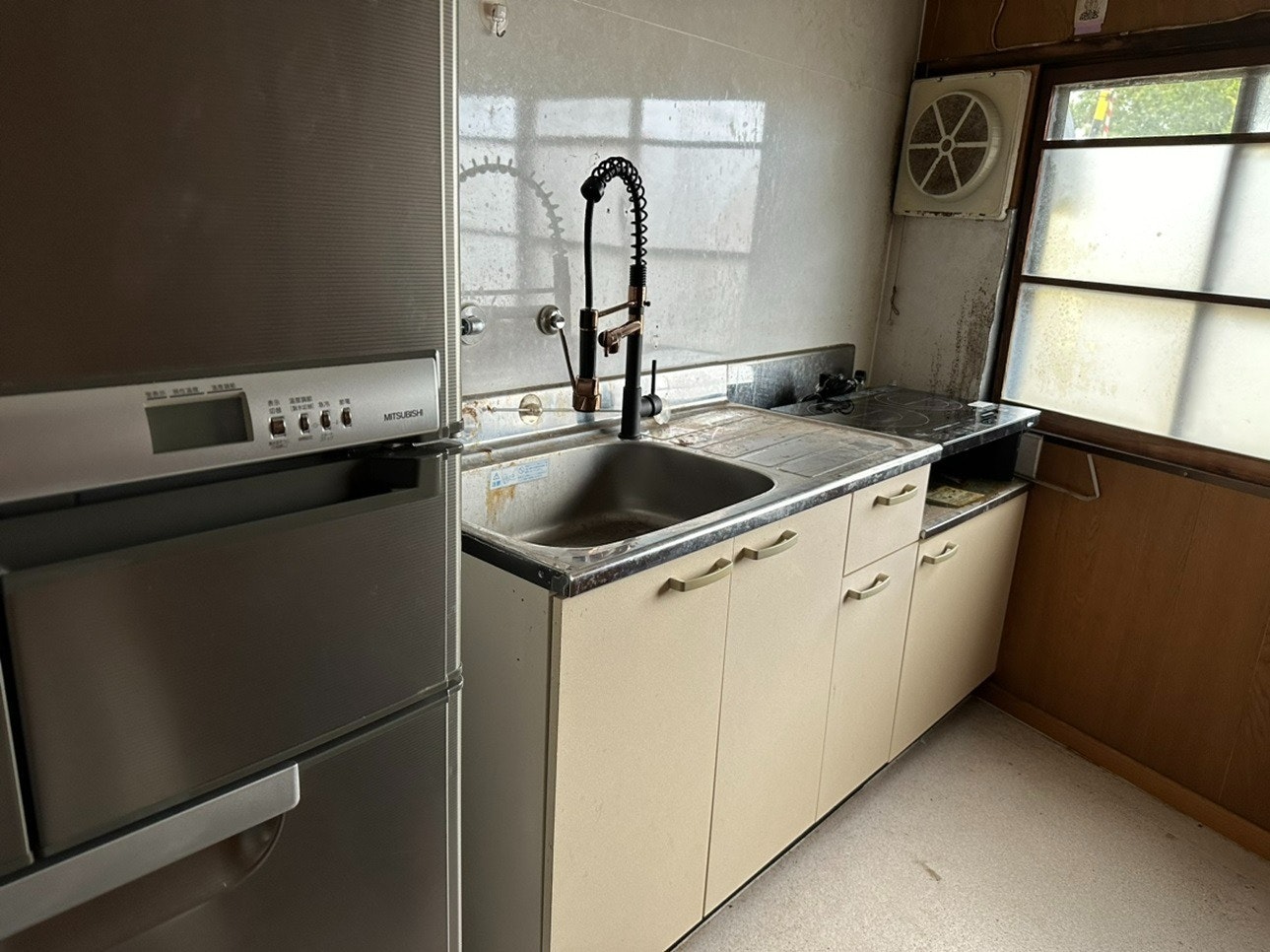 窓際から海と鉄道が見える宿 - サウナ・プロジェクター・愛車をながめるBAR-【トリックマーメイド】