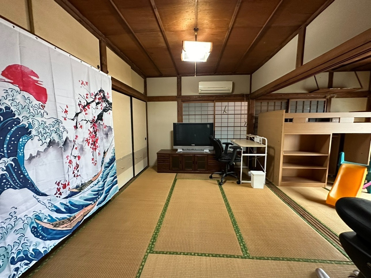 窓際から海と鉄道が見える宿 - サウナ・プロジェクター・愛車をながめるBAR-【トリックマーメイド】