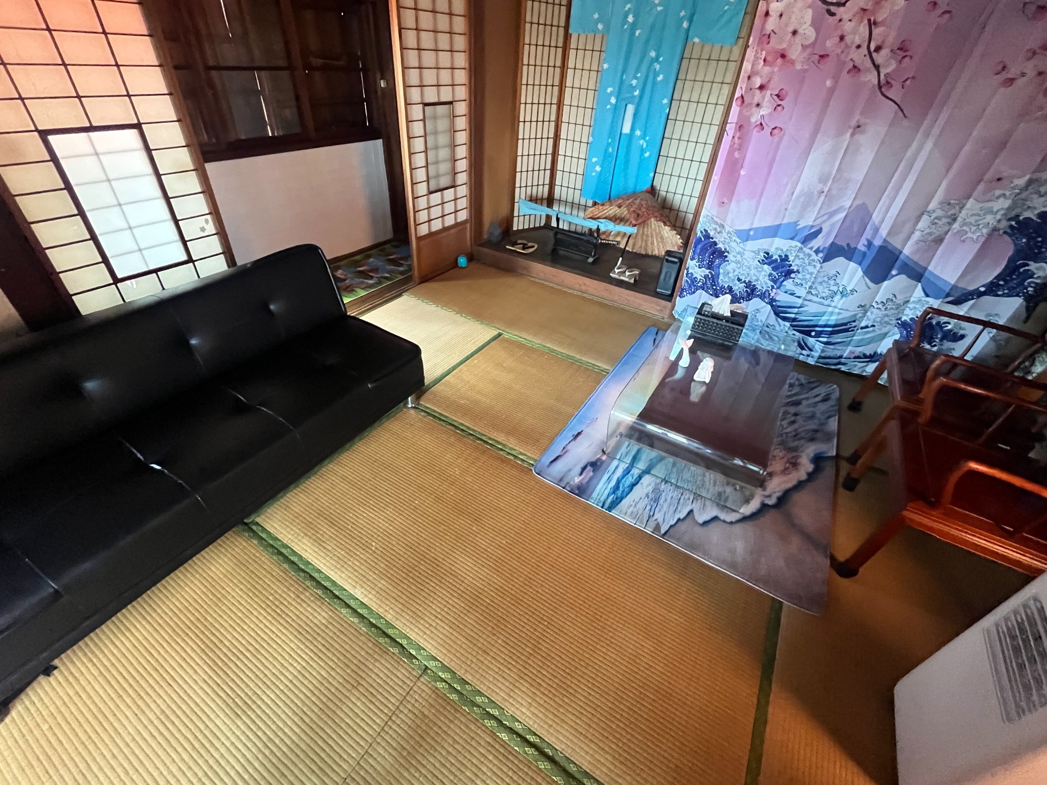 至近に海と鉄道を眺めるボートソファルームで至極のサウナ&スパ体験!【トリックマーメイド】/民泊のnull