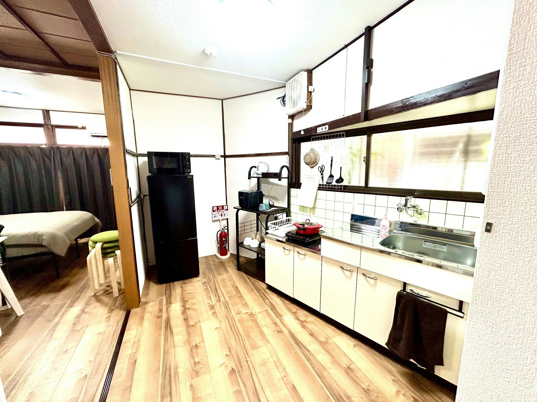 折尾駅から徒歩3分の古民家。8人まで宿泊可能。無料駐車場あり。