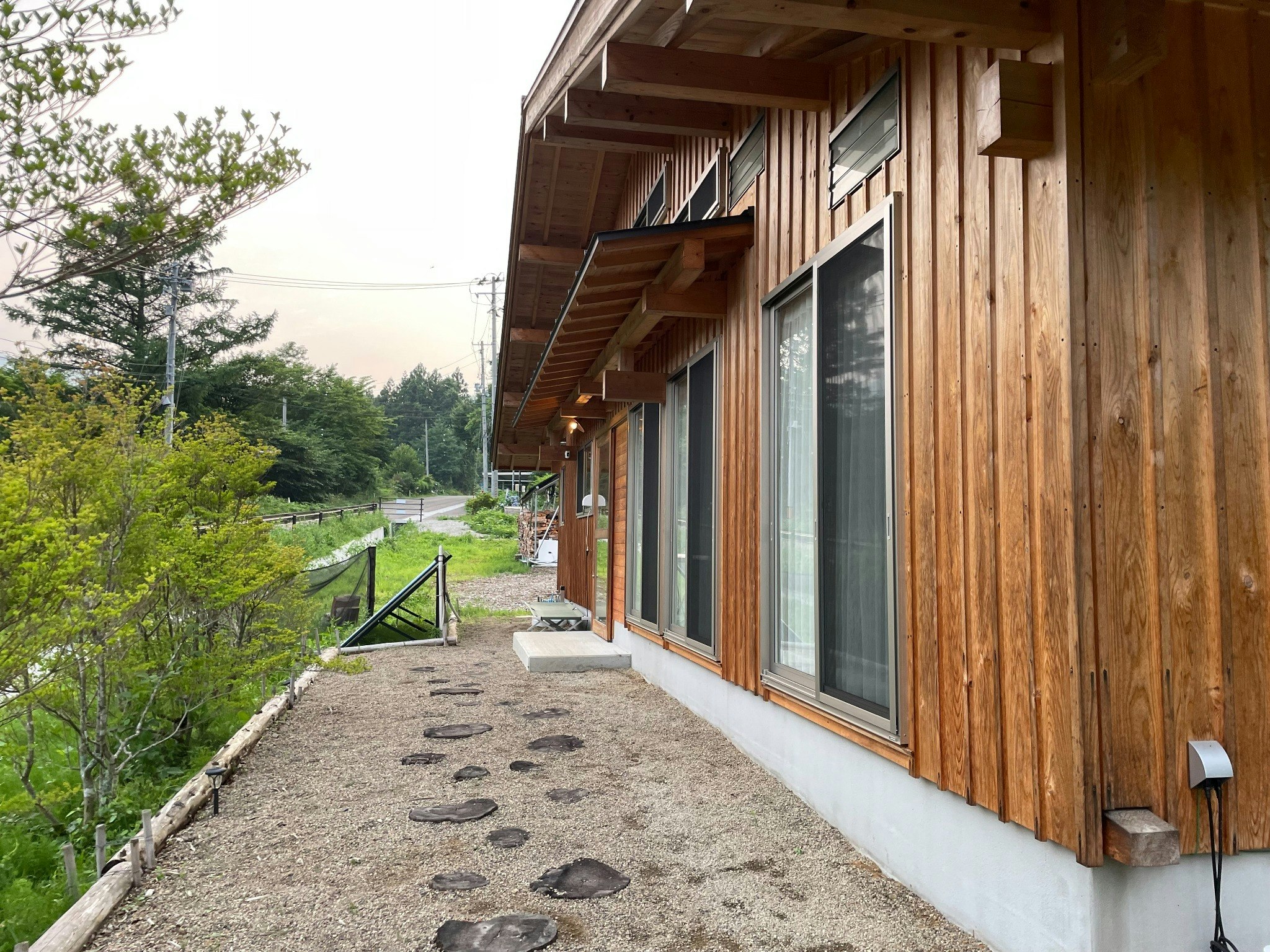 カップルや家族向け。日本の伝統構法で建てられた地球環境配慮型施設「百のやど」でエコと自然を満喫しよう