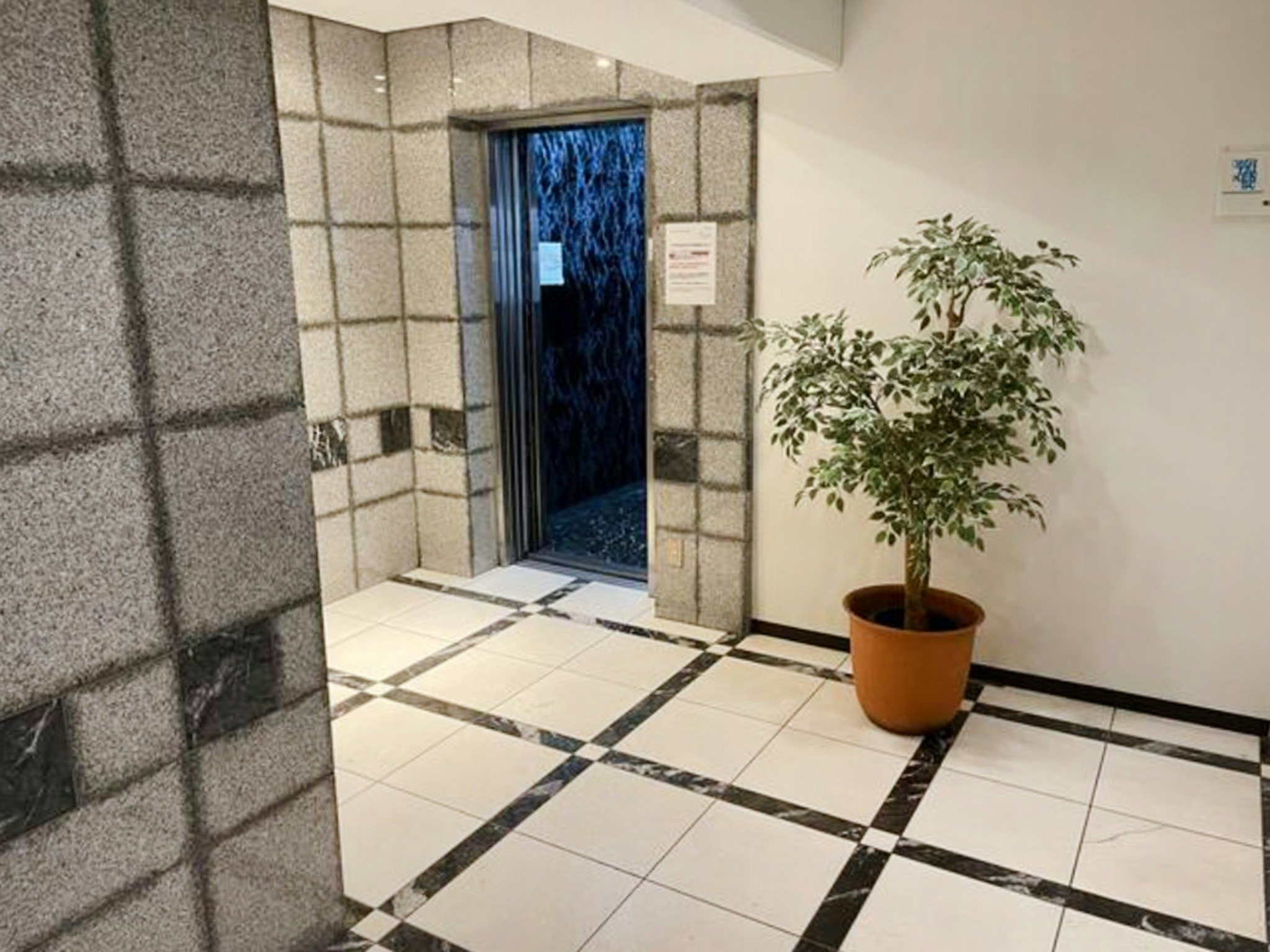 新宿歌舞伎町のど真ん中・3名様まで宿泊可・12階建てマンションのワンルーム貸切(独立型バストイレ付)