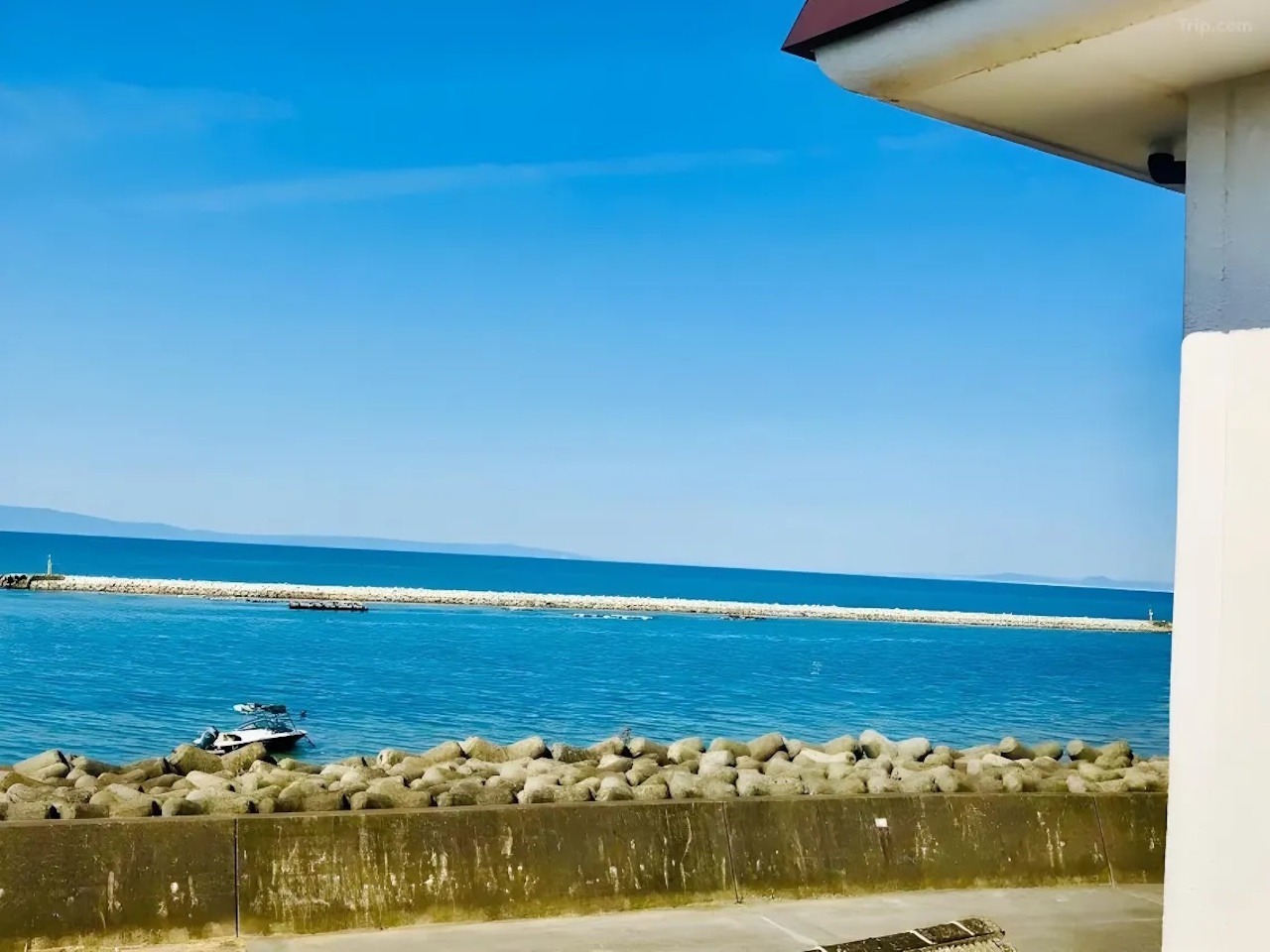 バルコニーから海を望む