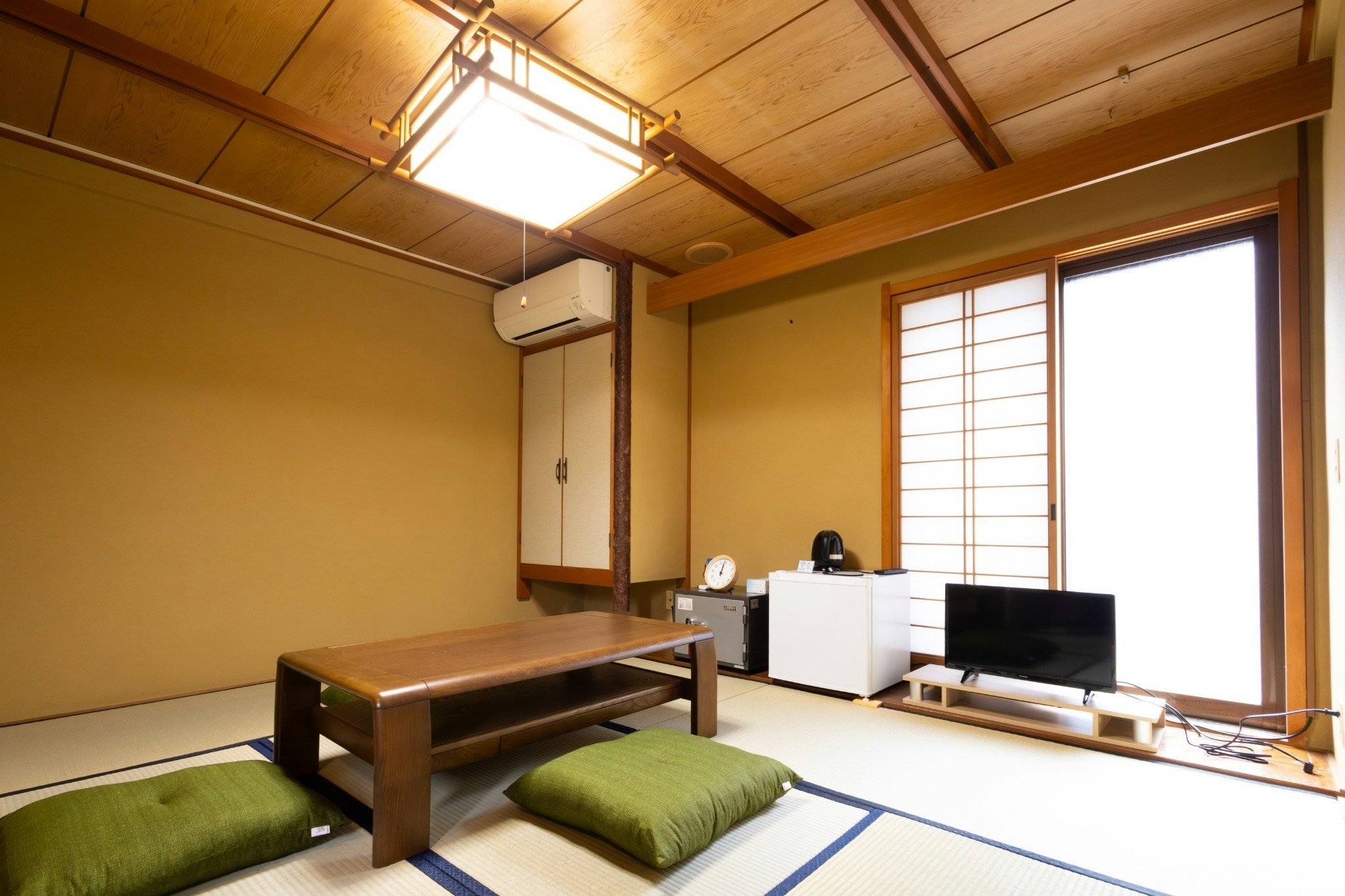 【禁煙】【素泊り】和室6畳 客室【菱】トイレ、シャワー室、浴室共用 