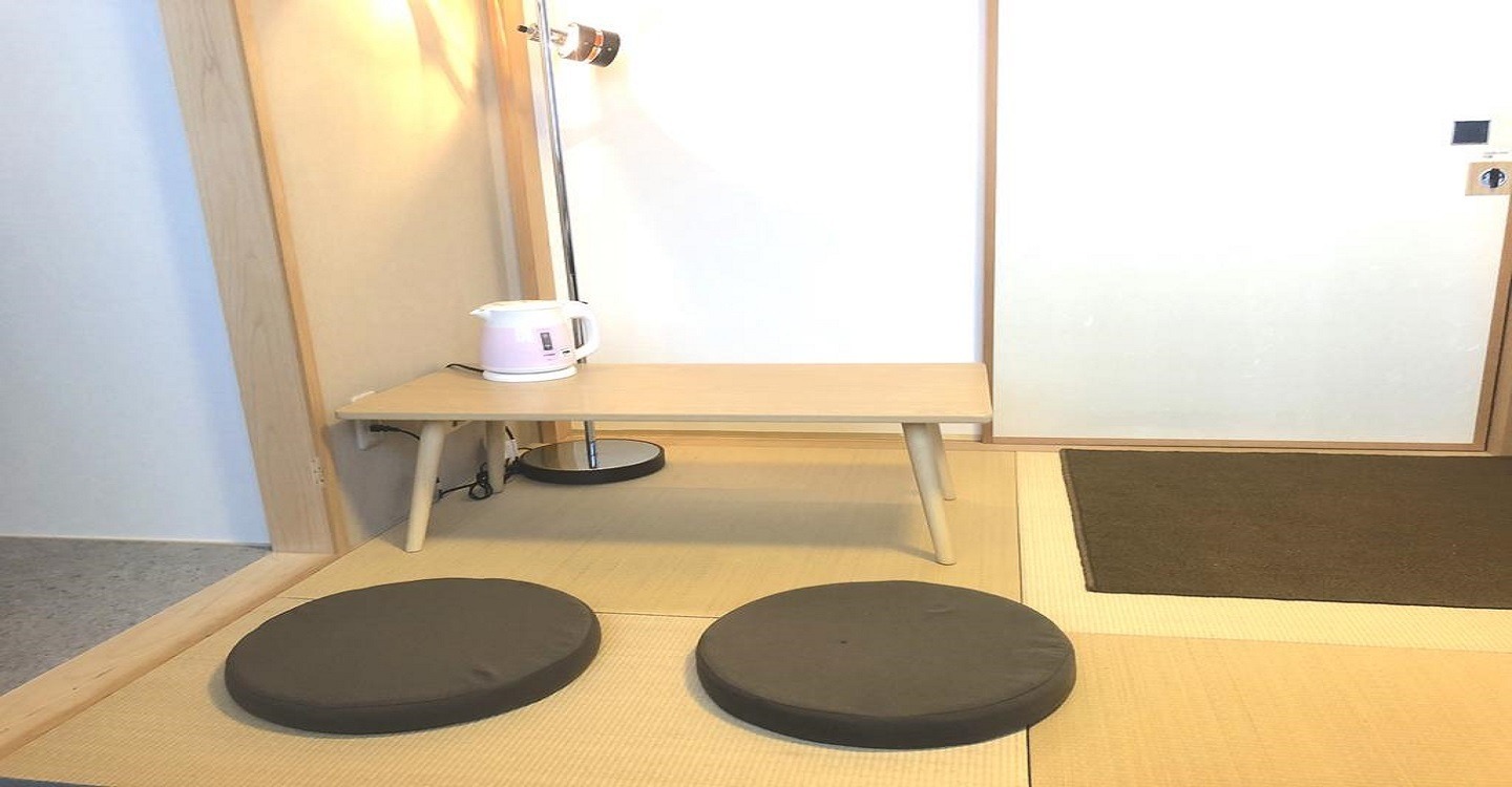 角部屋和室ツイン301【 共用トイレ&共用シャワールーム】