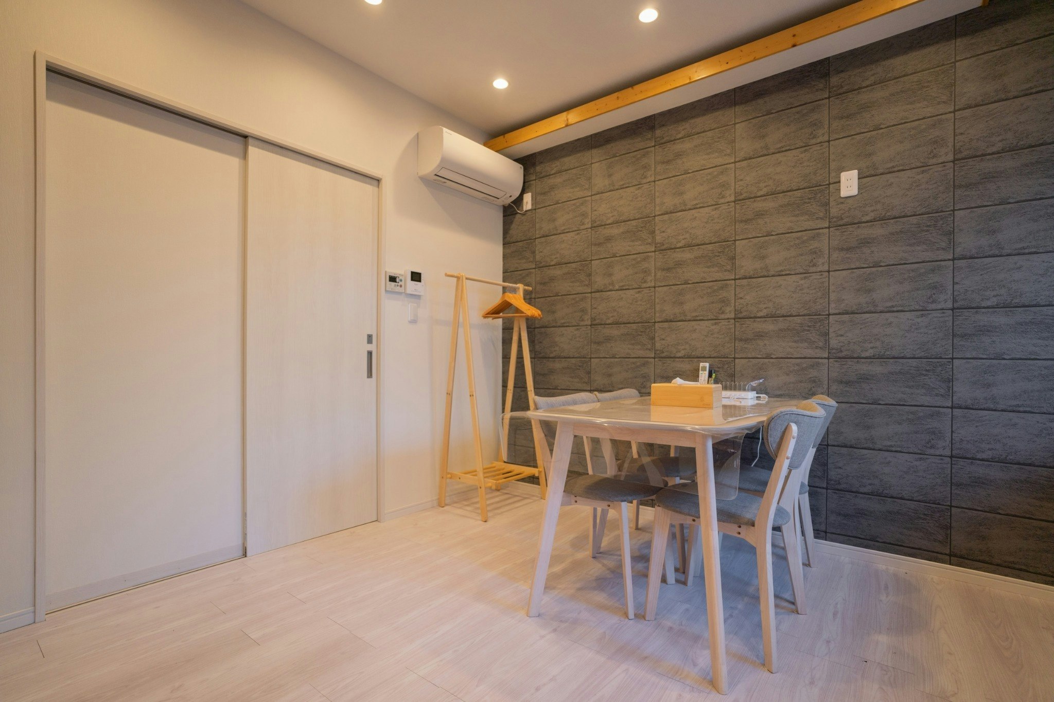 2室、最大5名様まで宿泊可能、今里駅から徒歩8分、バスで25分で伊丹国際空港へ