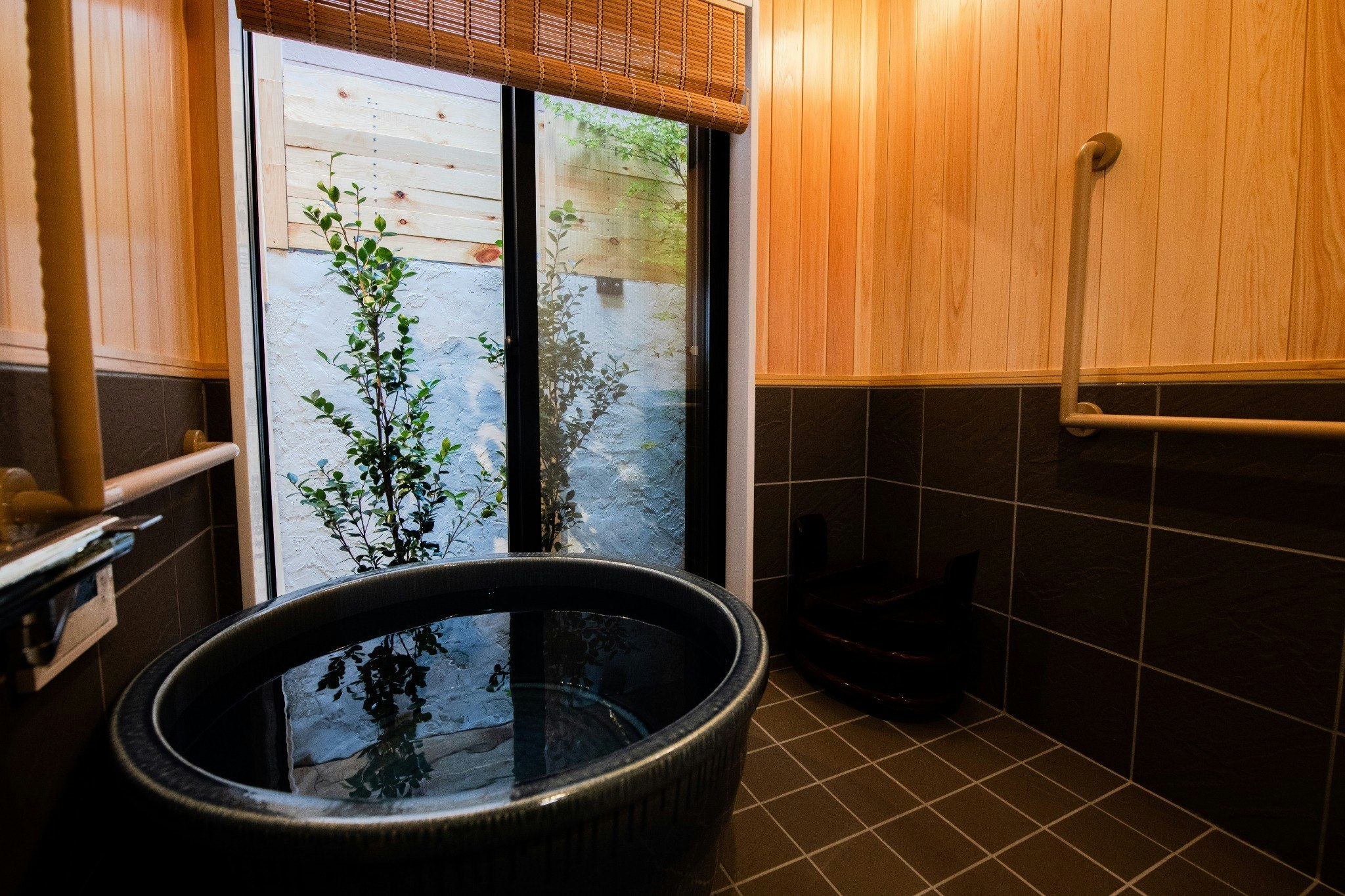 京都駅車7分、鴨川を目の前に|駐車場付き|寝室3|トイレ2|浴室2|信楽焼浴槽で味わう非日常ステイ