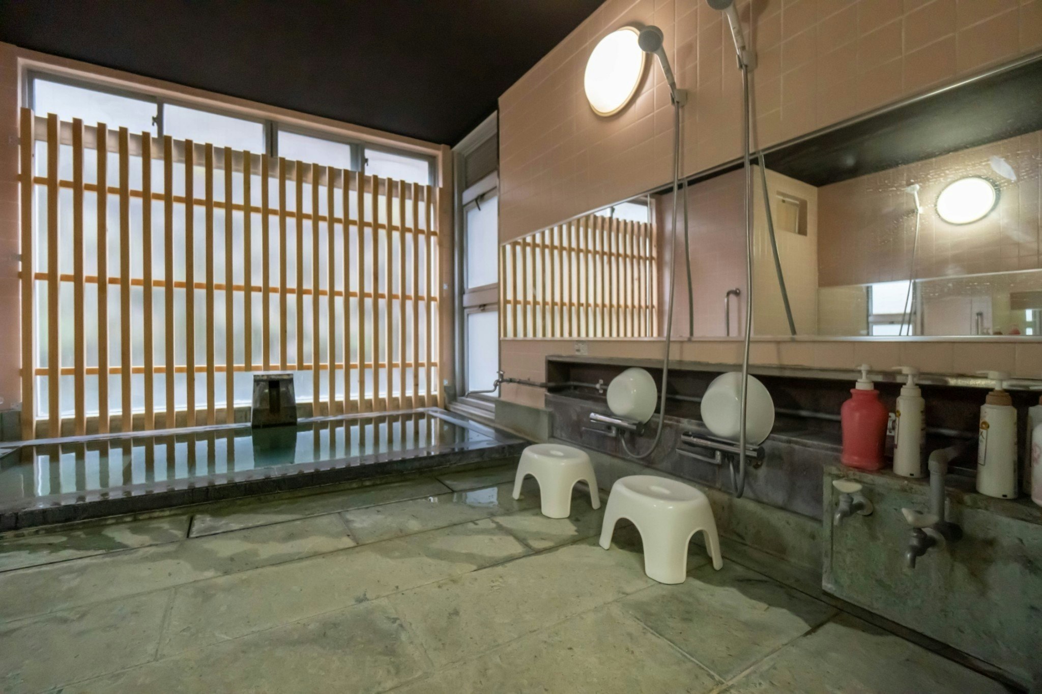 伊東駅徒歩10分 | 最大30名収容 | 一棟貸し | 源泉掛け流し温泉 | BBQ | ペット可